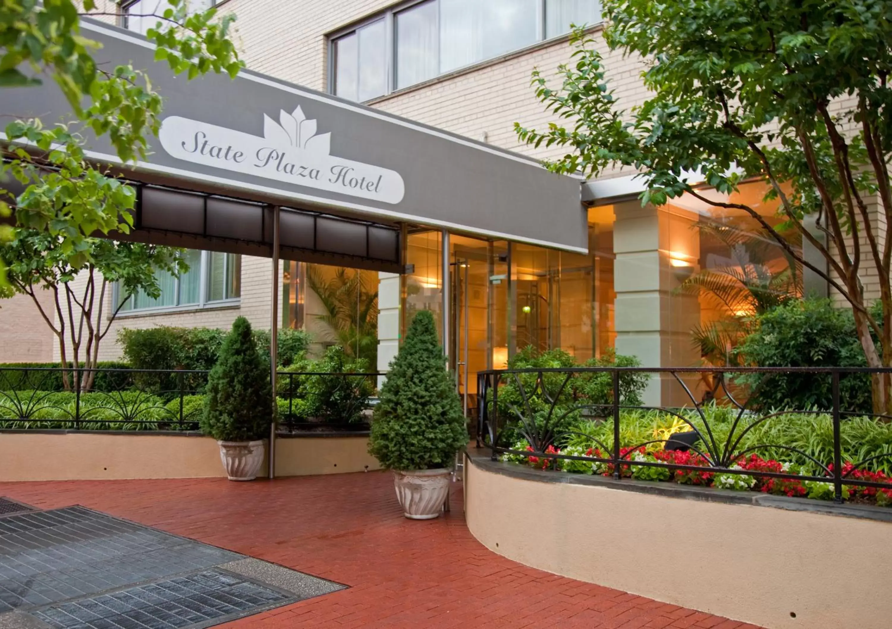 Facade/entrance in State Plaza Hotel