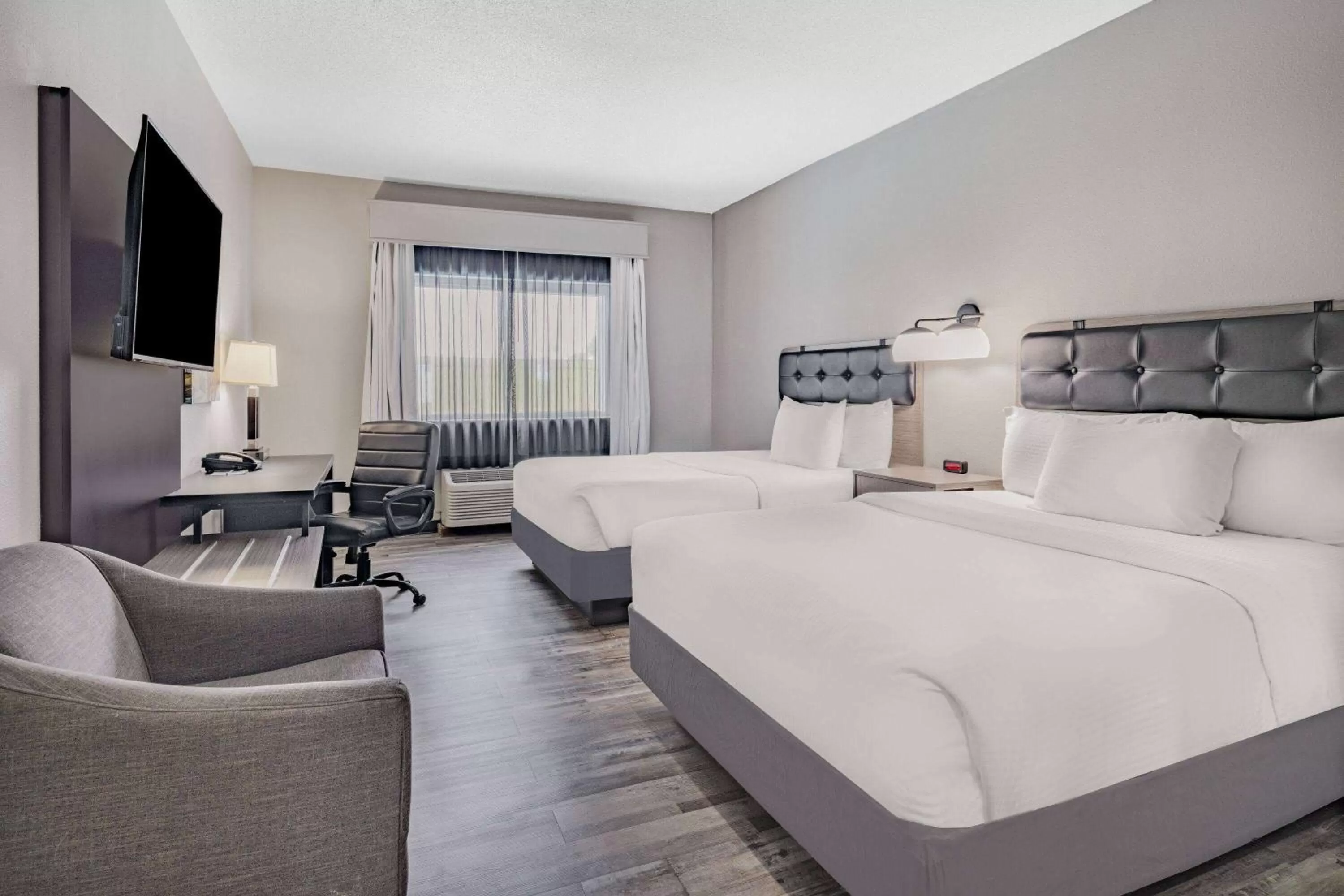 Photo of the whole room, Bed in La Quinta by Wyndham Evansville