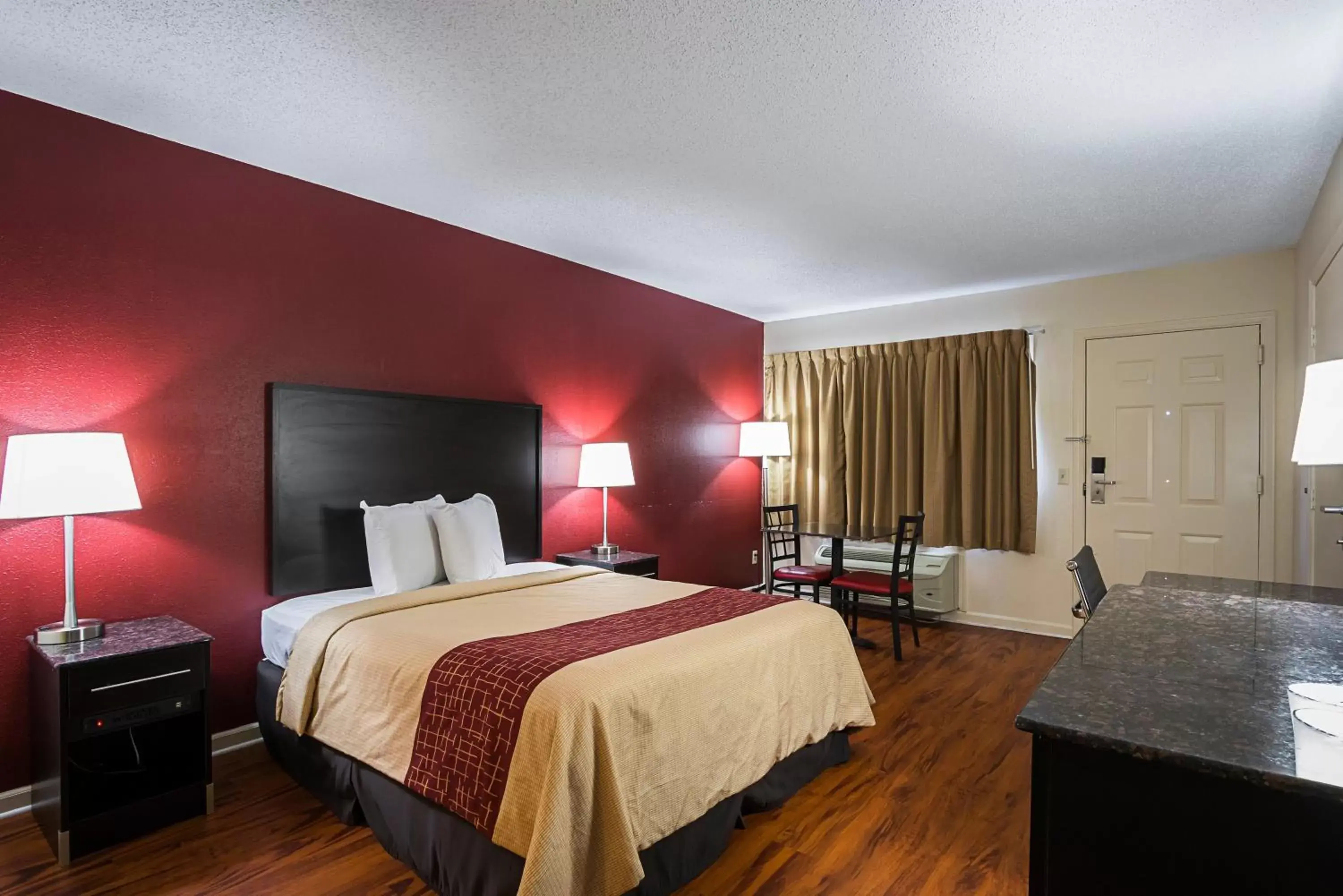 Photo of the whole room, Bed in Red Roof Inn & Suites Scottsboro