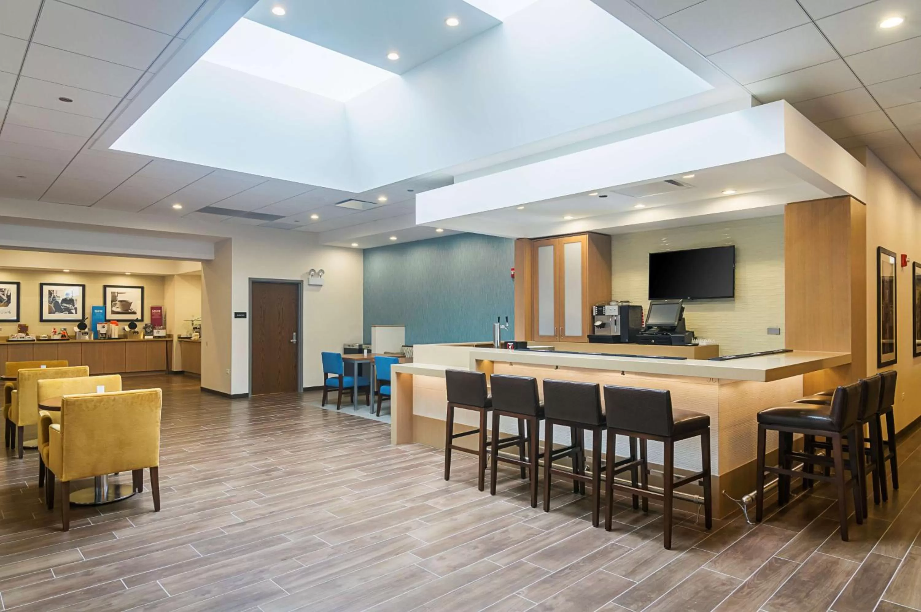 Lounge or bar in Hampton Inn Chicago North-Loyola Station, Il