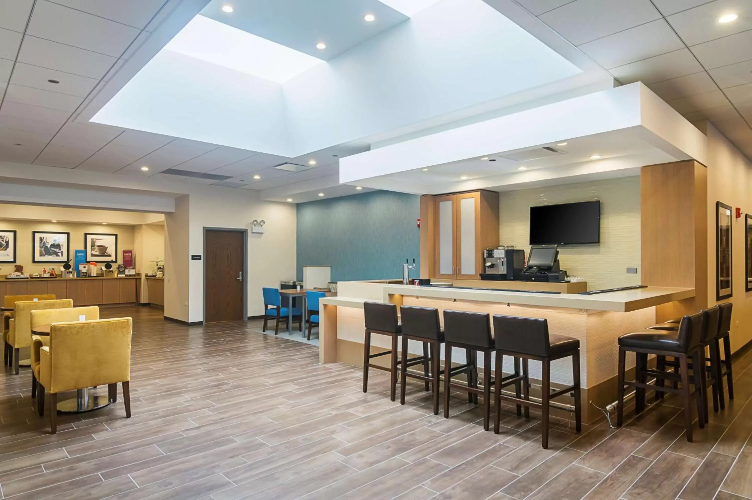 Lounge or bar in Hampton Inn Chicago North-Loyola Station, Il Lounge or bar in Hampton Inn Chicago North-Loyola Station, Il