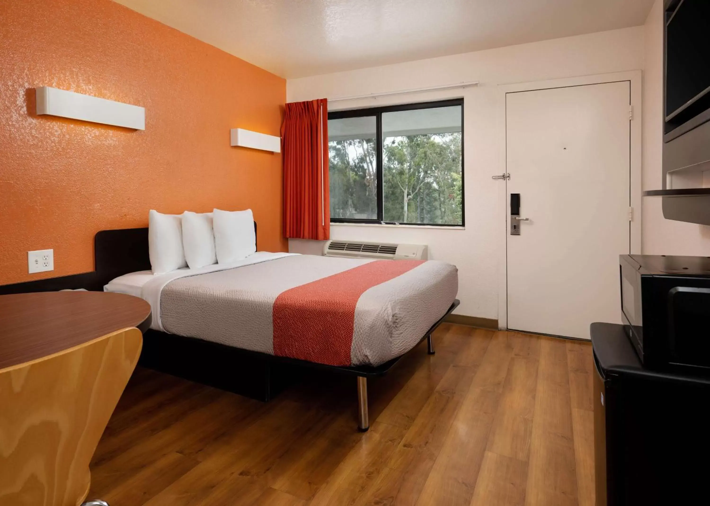 Photo of the whole room, Bed in Motel 6-Camarillo, CA Photo of the whole room, Bed in Motel 6-Camarillo, CA