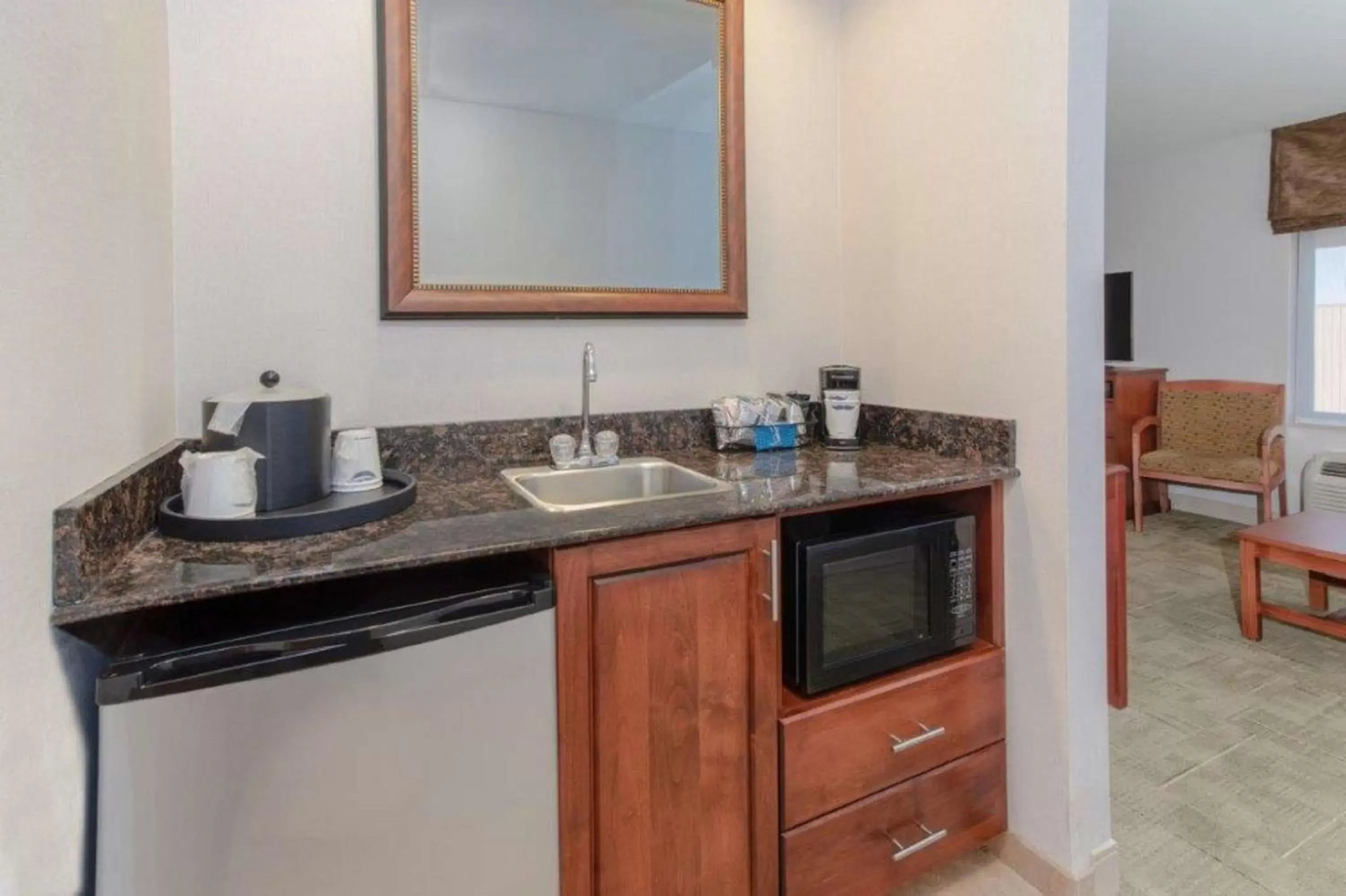 Living room, Kitchen/Kitchenette in Hampton Inn Rock Springs