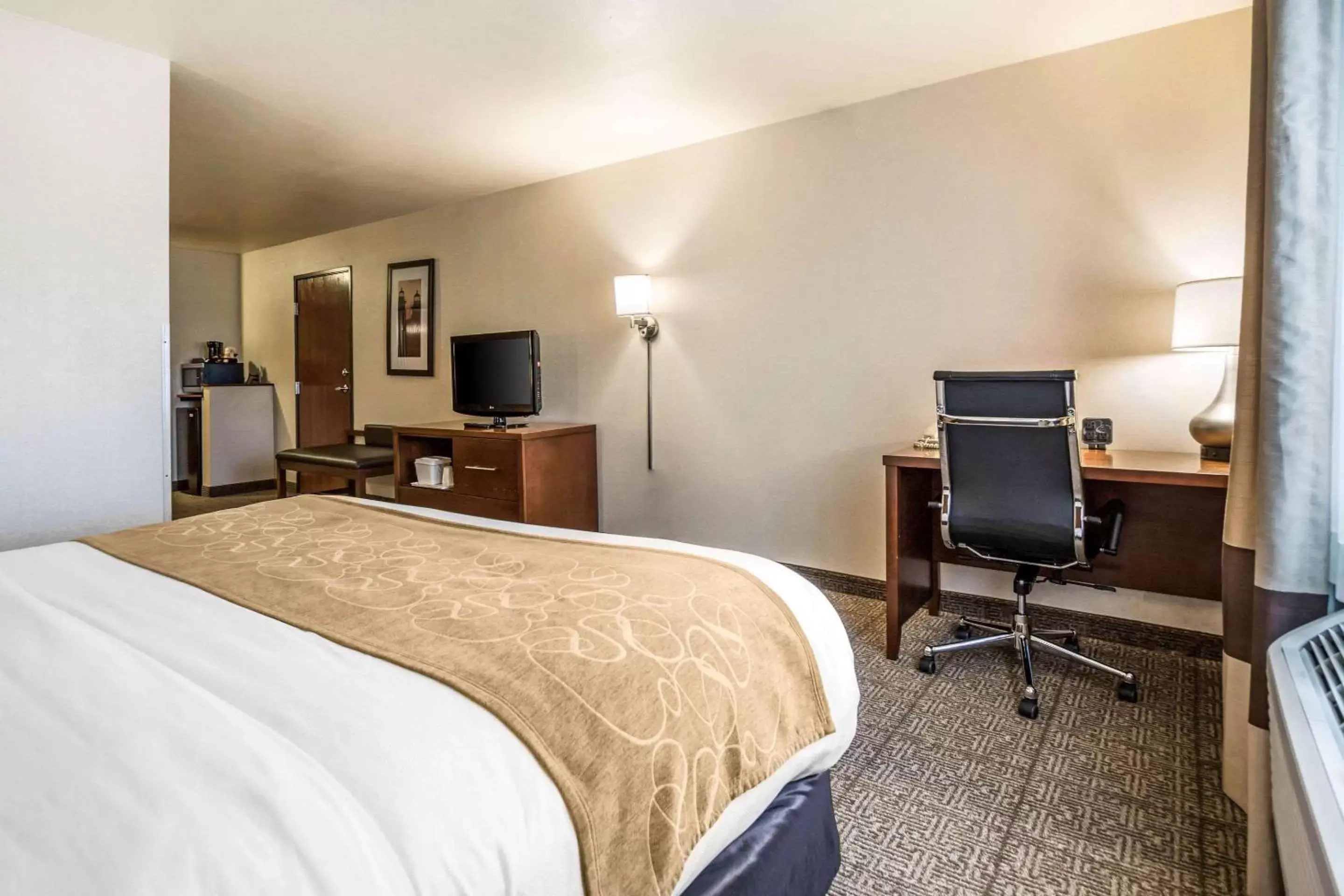 Bedroom, Bed in Comfort Suites at Par 4 Resort