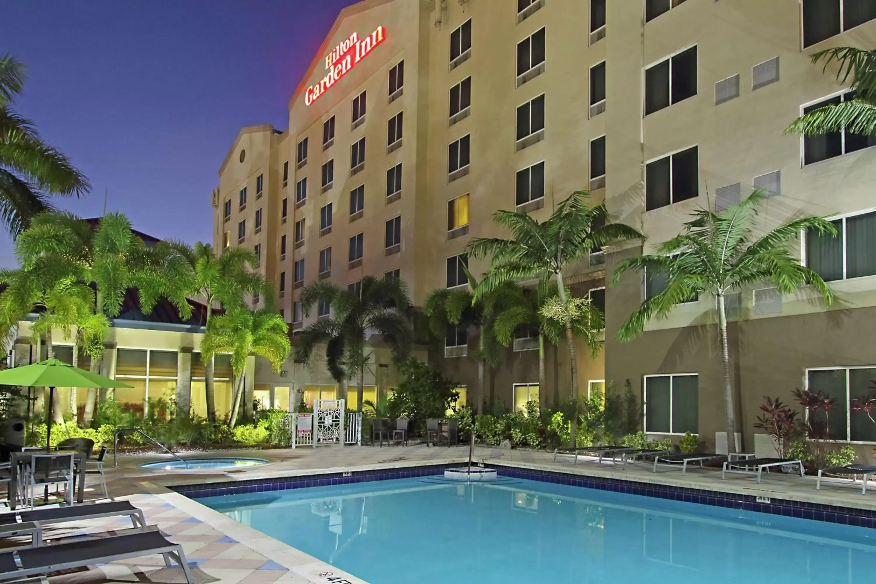Pool view, Property Building in Hilton Garden Inn Miami Airport West