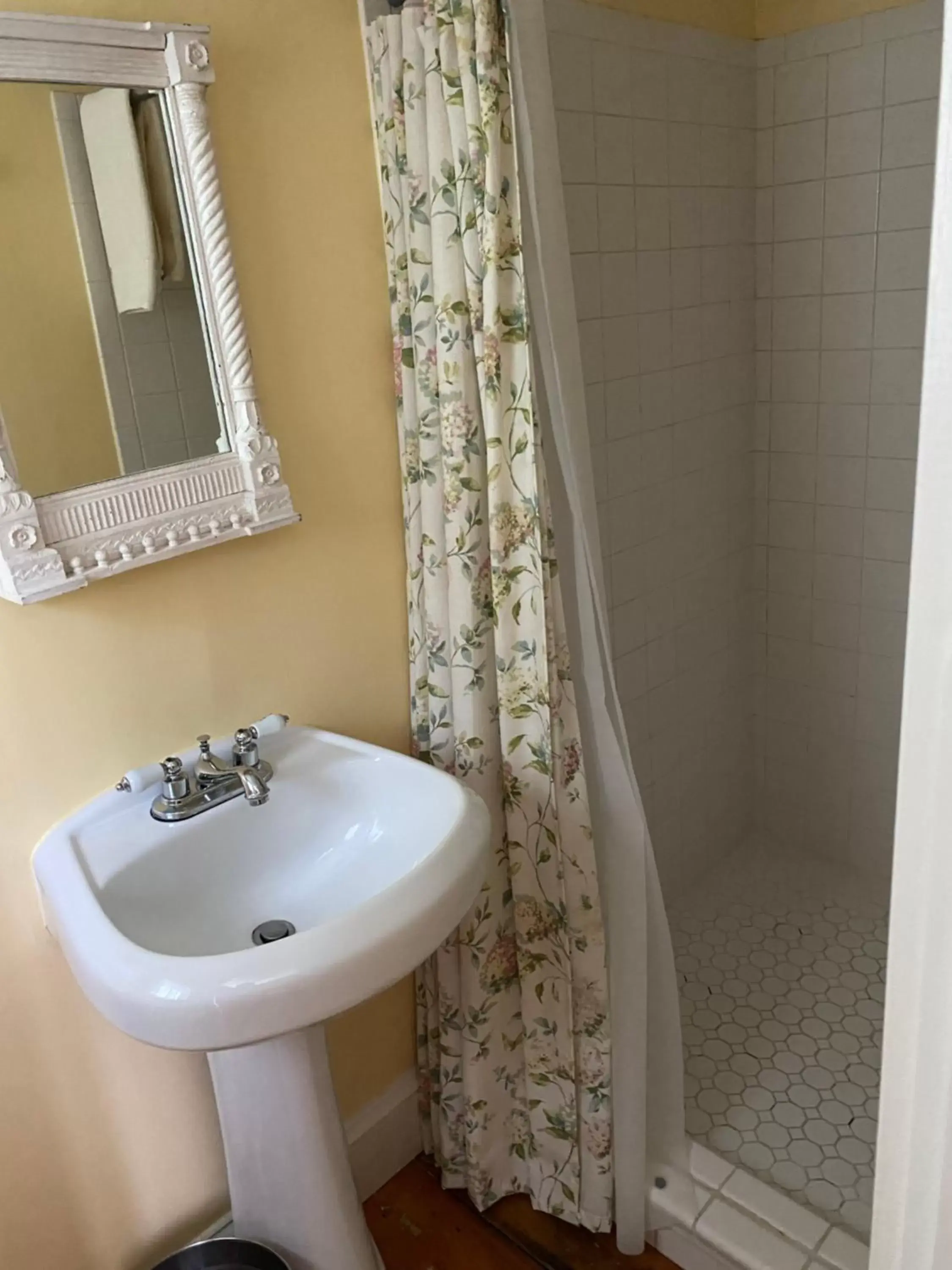 Bathroom in James Place Inn Bed and Breakfast