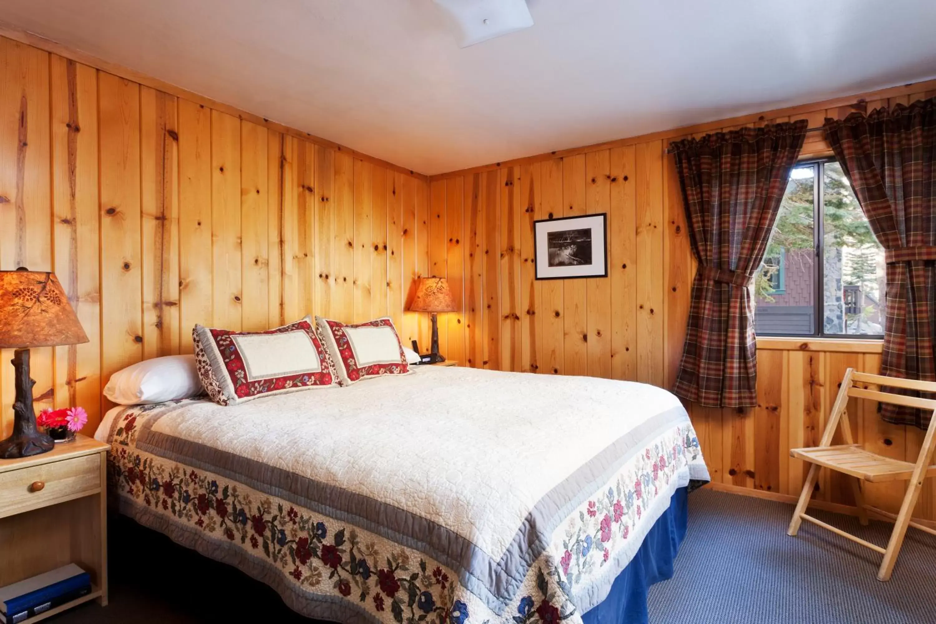 Bedroom, Bed in Tamarack Lodge