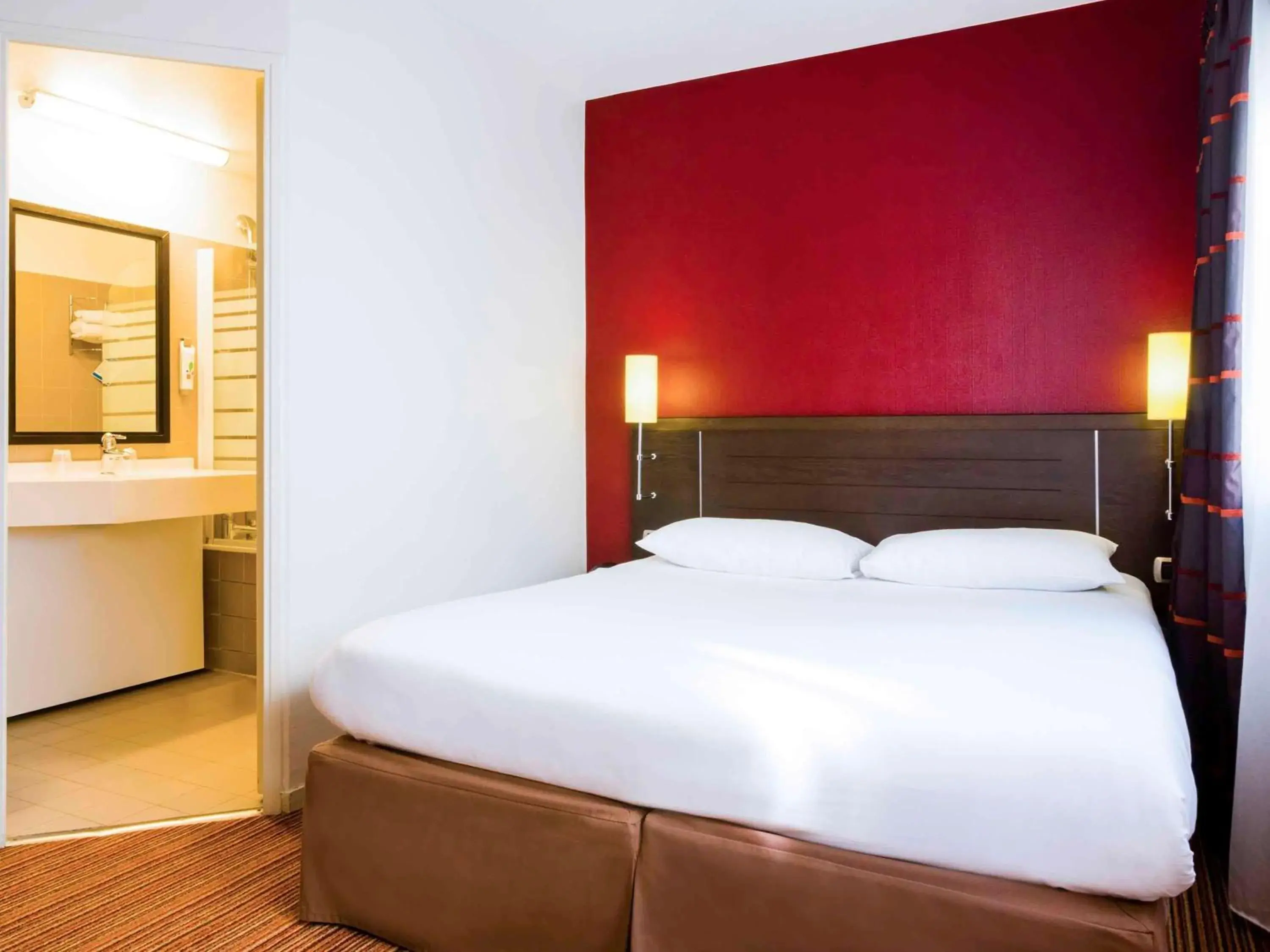 Photo of the whole room, Bed in ibis Styles Nantes Centre Place Royale