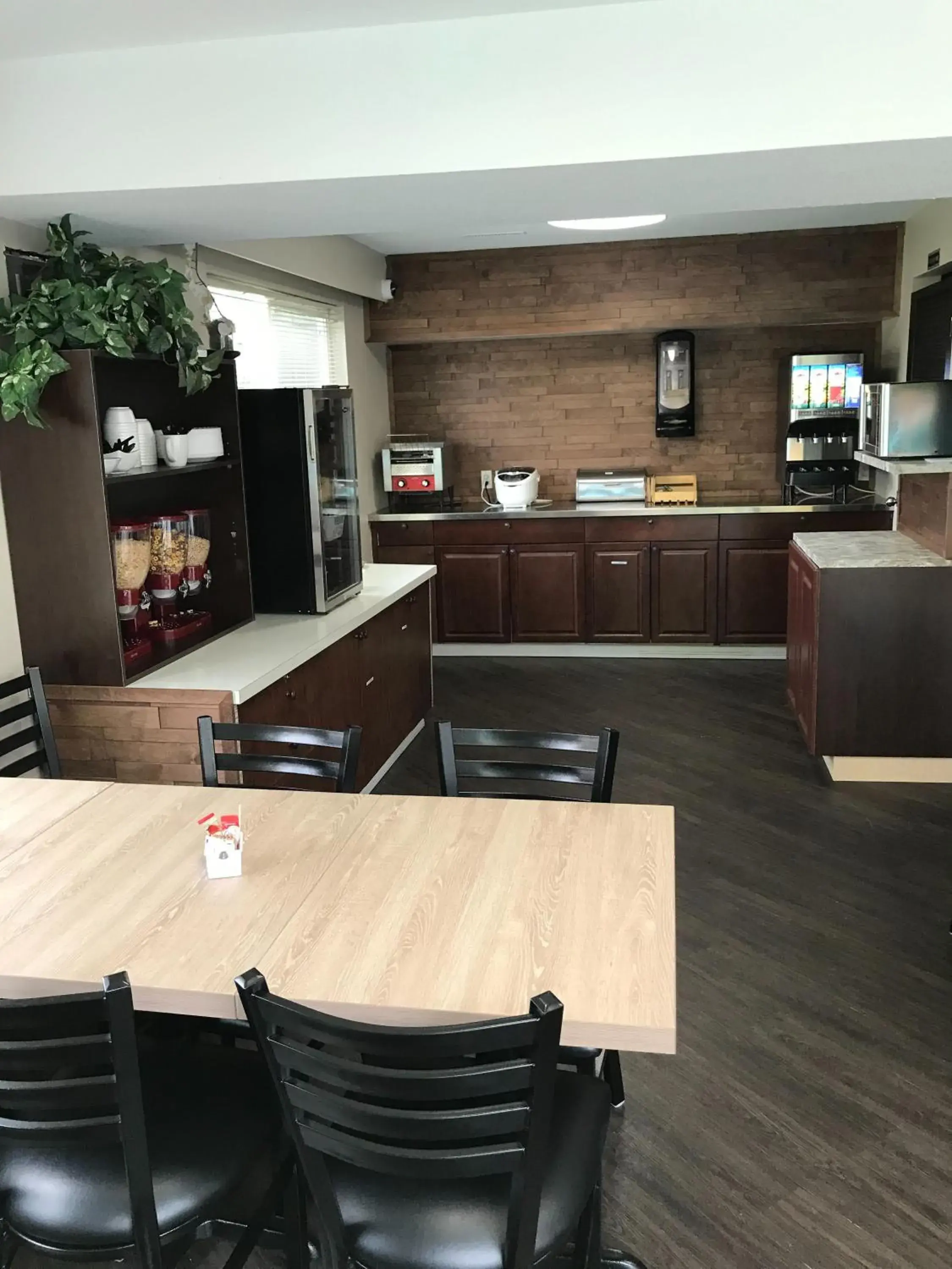 Breakfast, Kitchen/Kitchenette in Recreation Inn and Suites