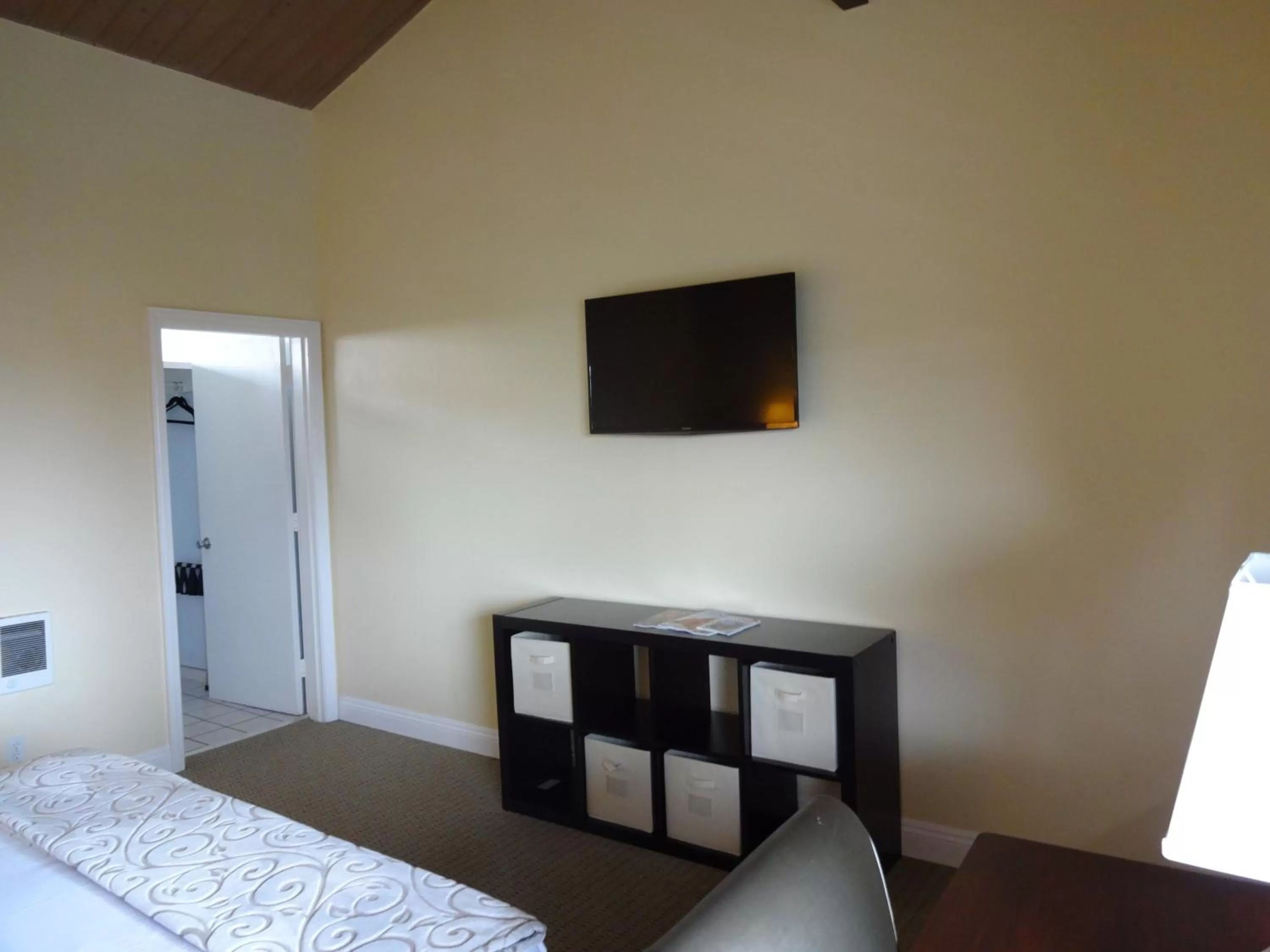 TV and multimedia, Bed in The Presidio