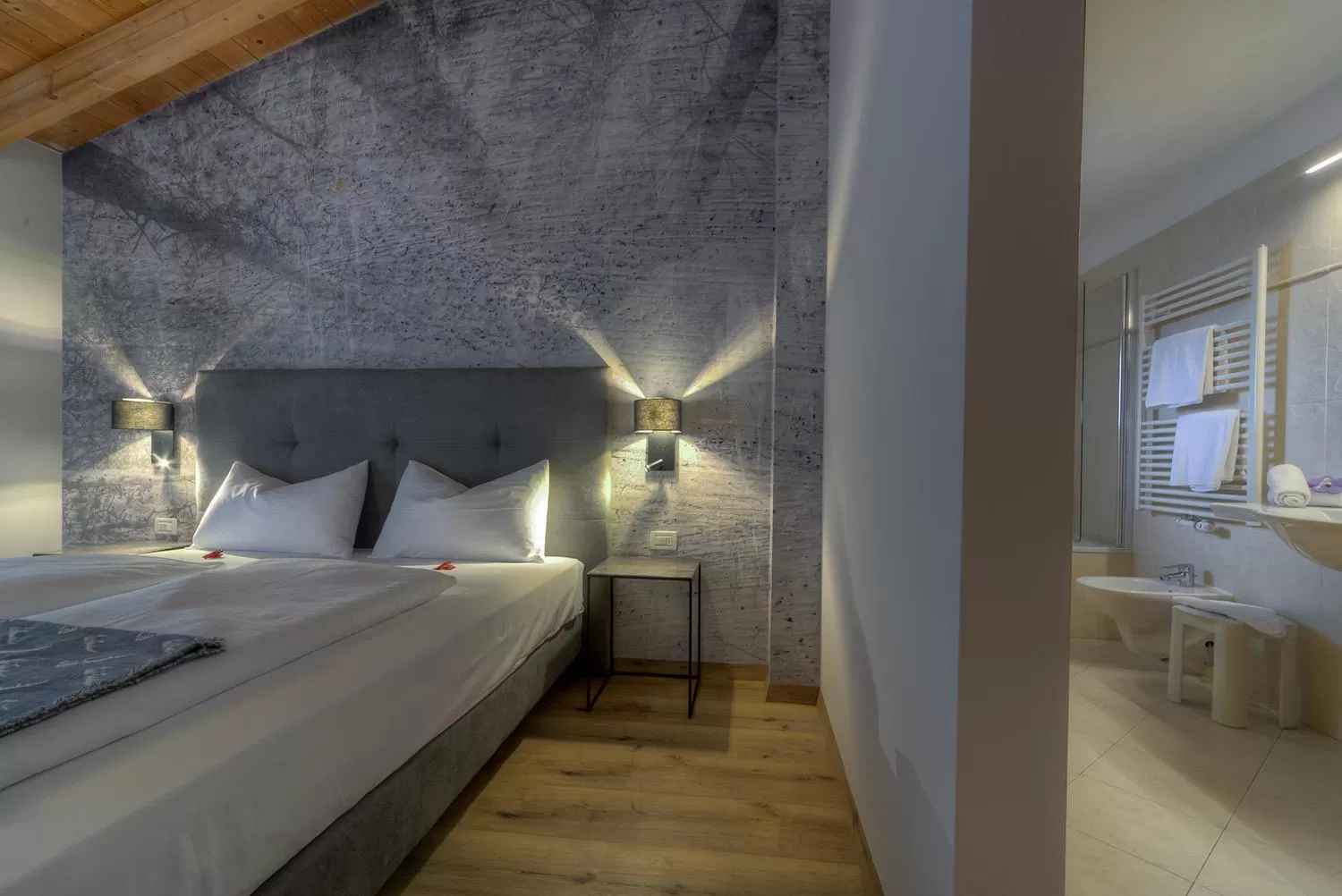 Bathroom, Bed in Eden Apartments