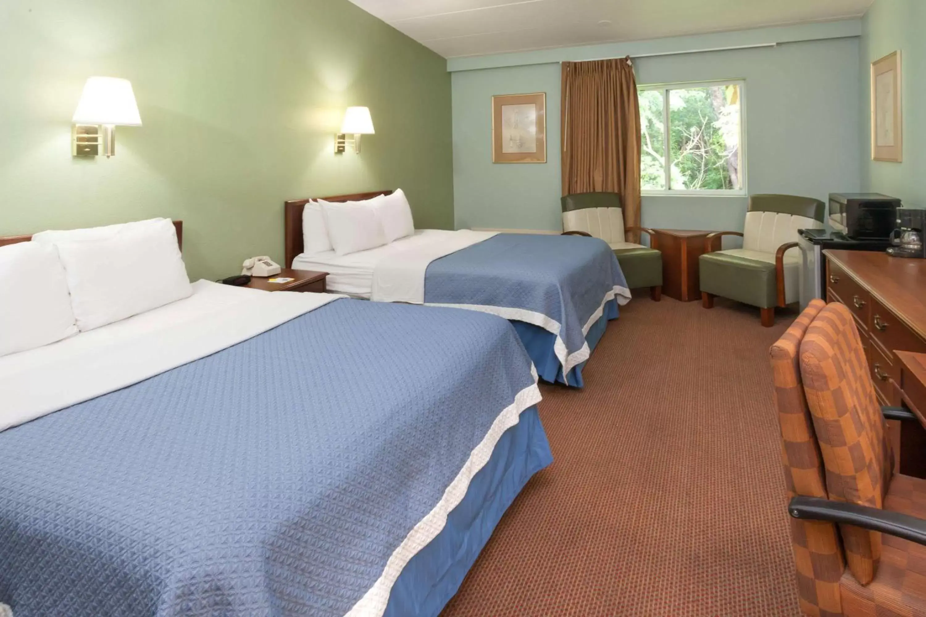 Photo of the whole room, Bed in Days Inn by Wyndham Portage