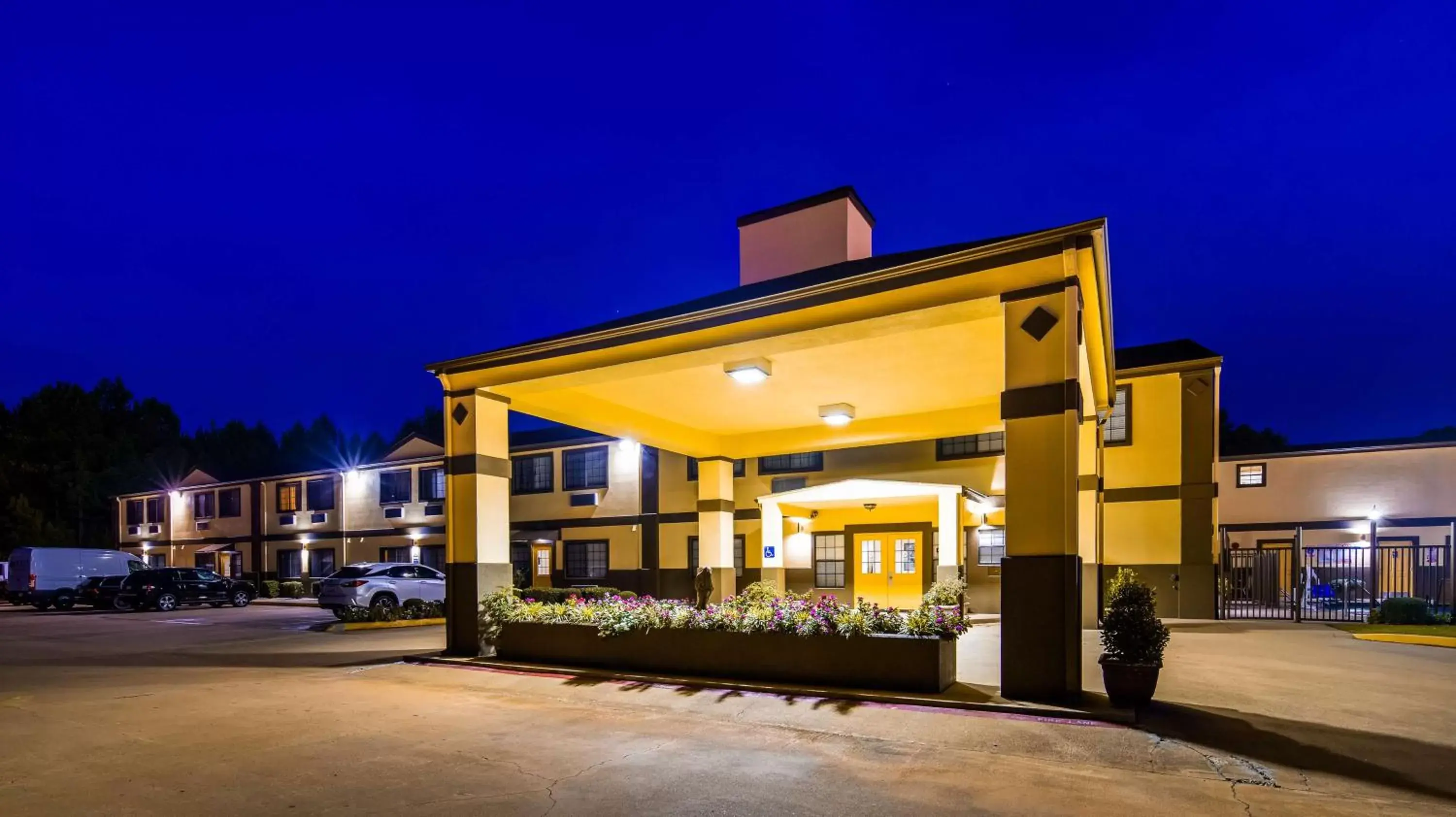 Property Building in Best Western Pineywoods Inn