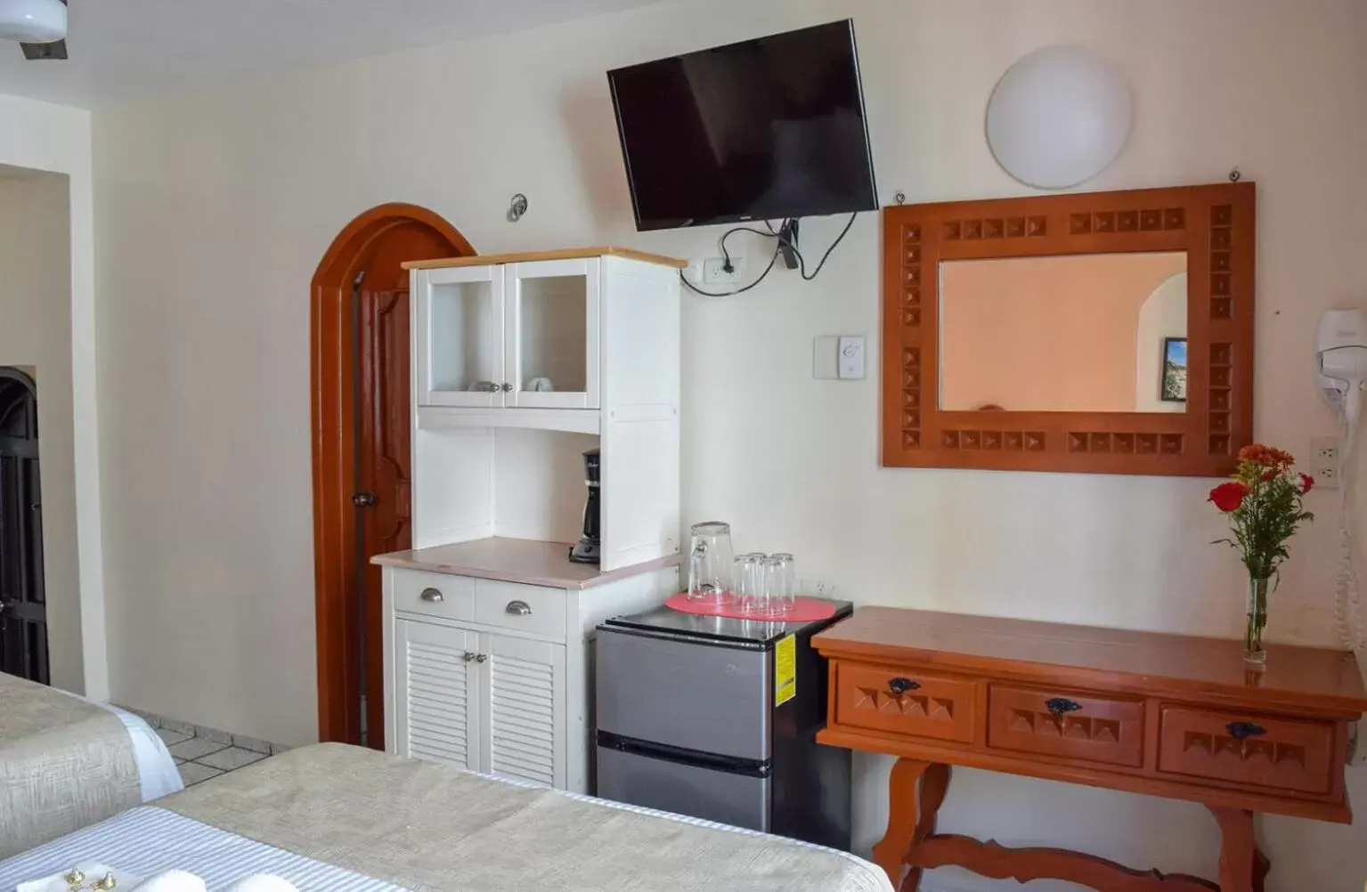 Bedroom, TV/Entertainment Center in Hotel Bucaneros Isla Mujeres