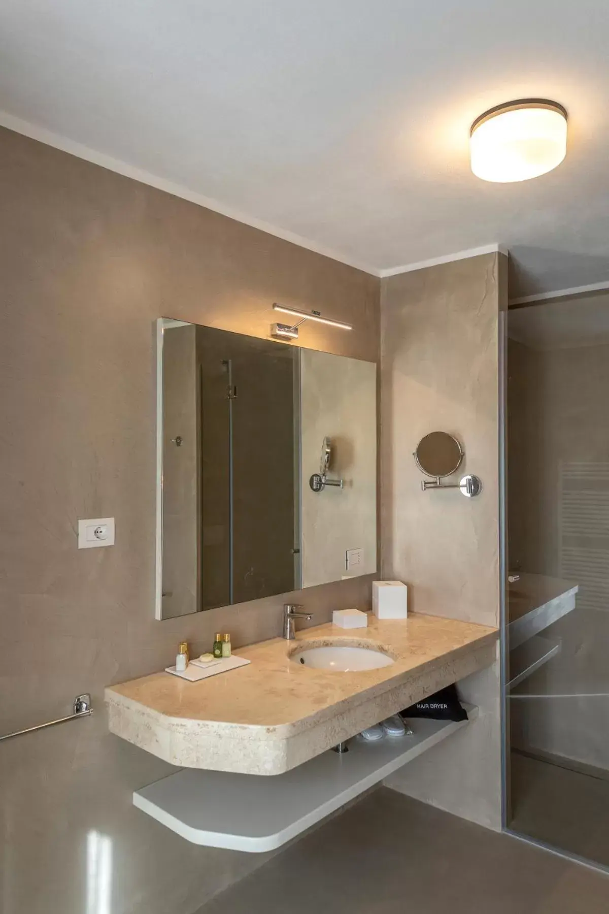 Shower, Bathroom in Chiostro dei Domenicani - Dimora Storica