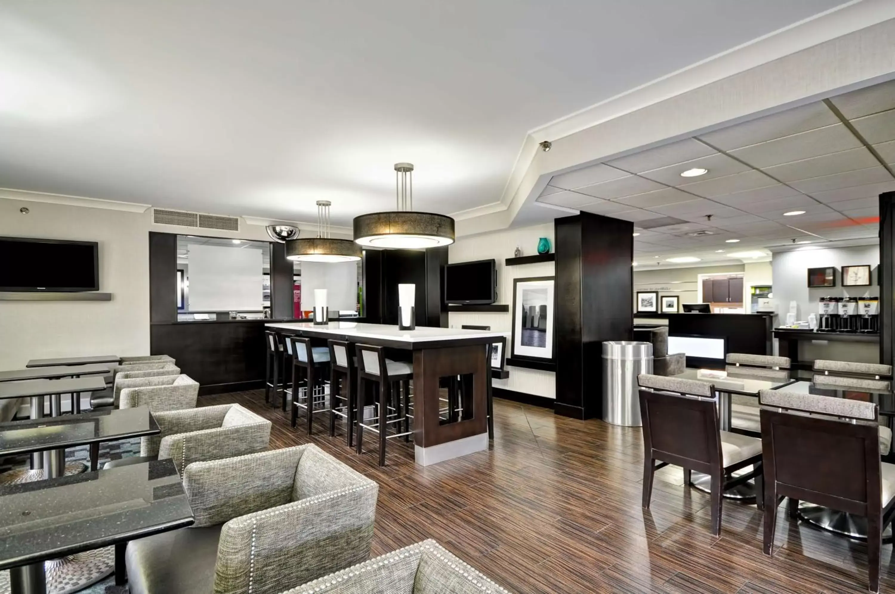 Lobby or reception, Restaurant/Places to Eat in Hampton Inn Cleveland-Westlake