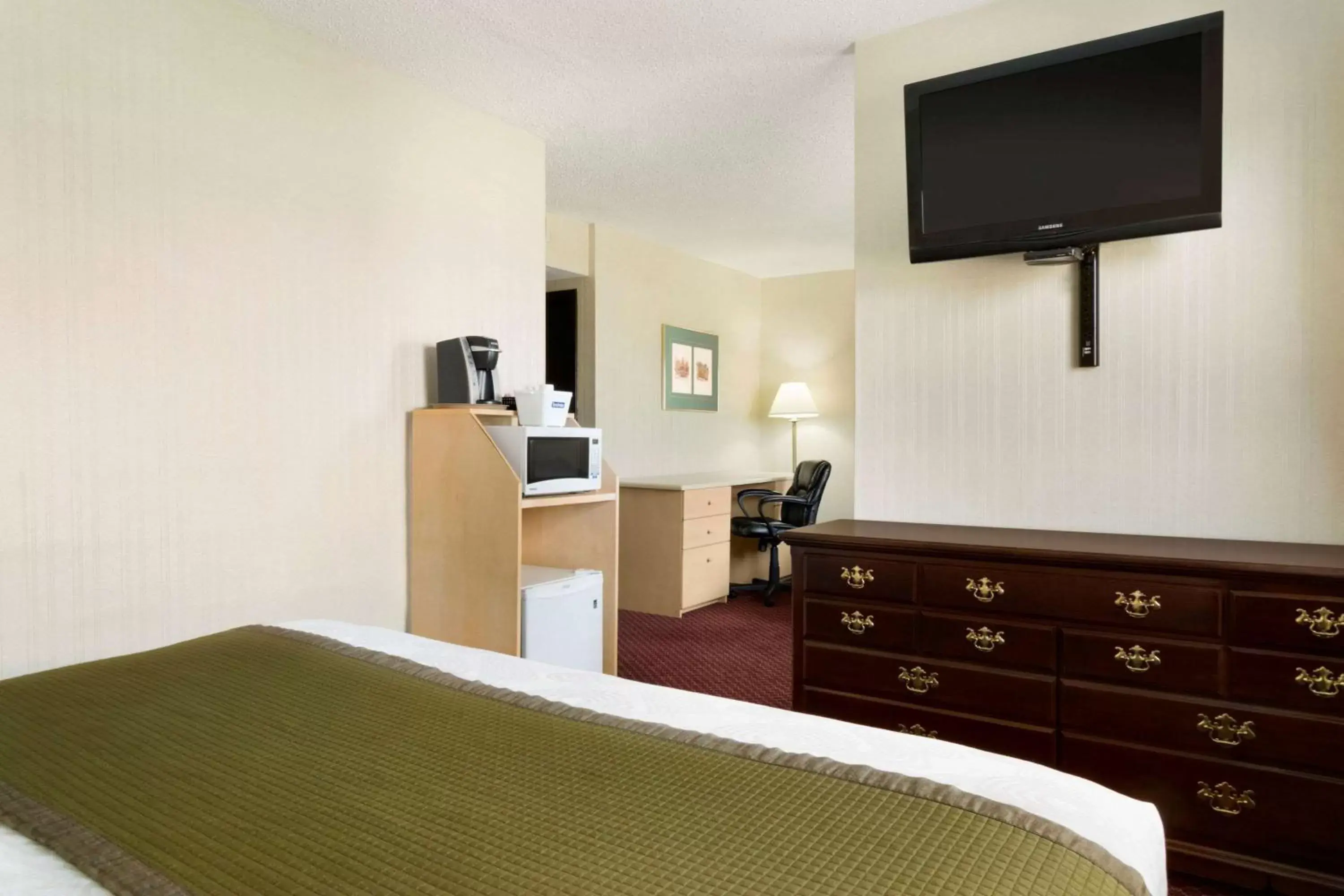 Photo of the whole room, TV/Entertainment Center in Travelodge by Wyndham Lethbridge