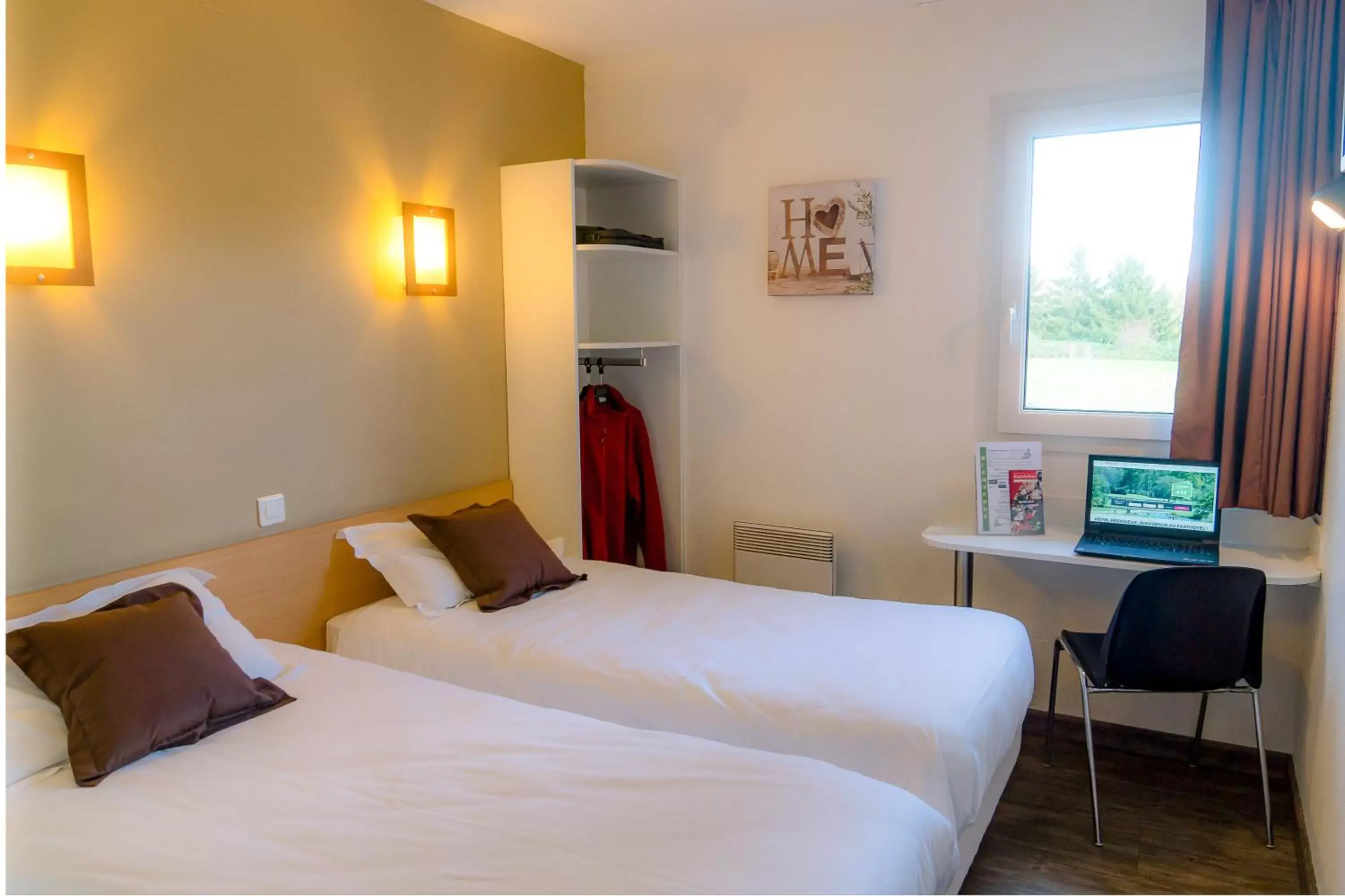 Photo of the whole room, Bed in Fasthôtel Périgueux