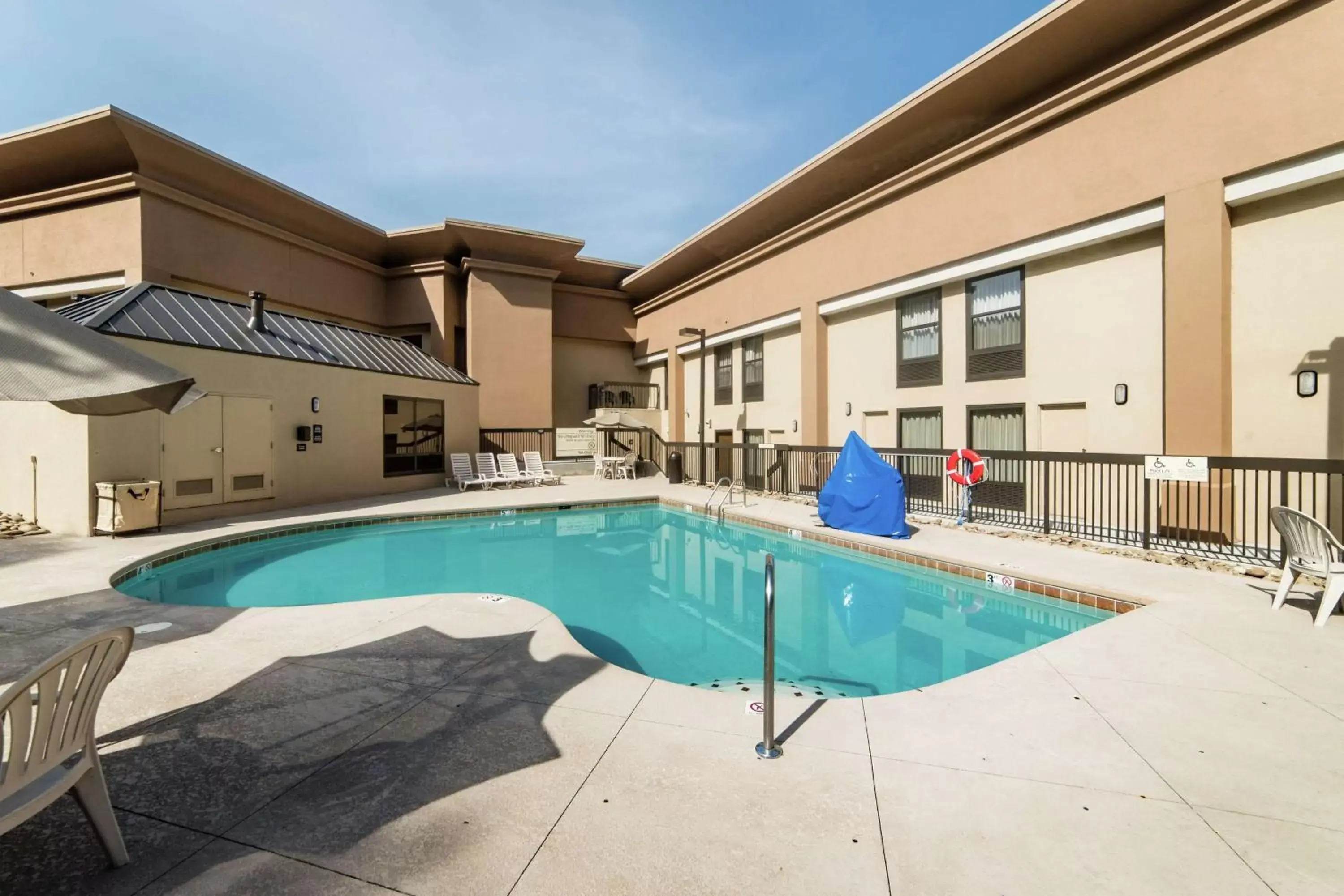 Property building, Swimming Pool in Hampton Inn Caryville-I-75/Cove Lake-State Park
