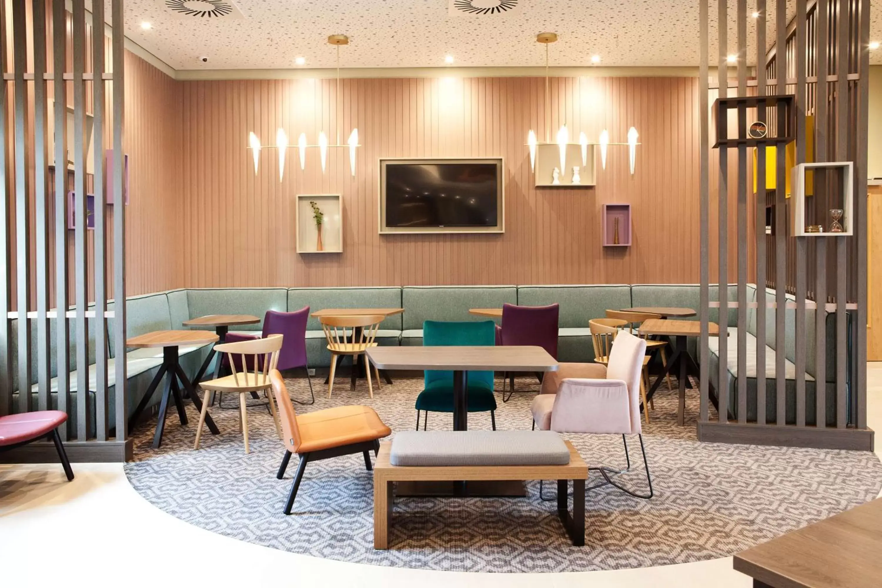 Restaurant/places to eat, Lounge/Bar in Hampton by Hilton Munich Airport South