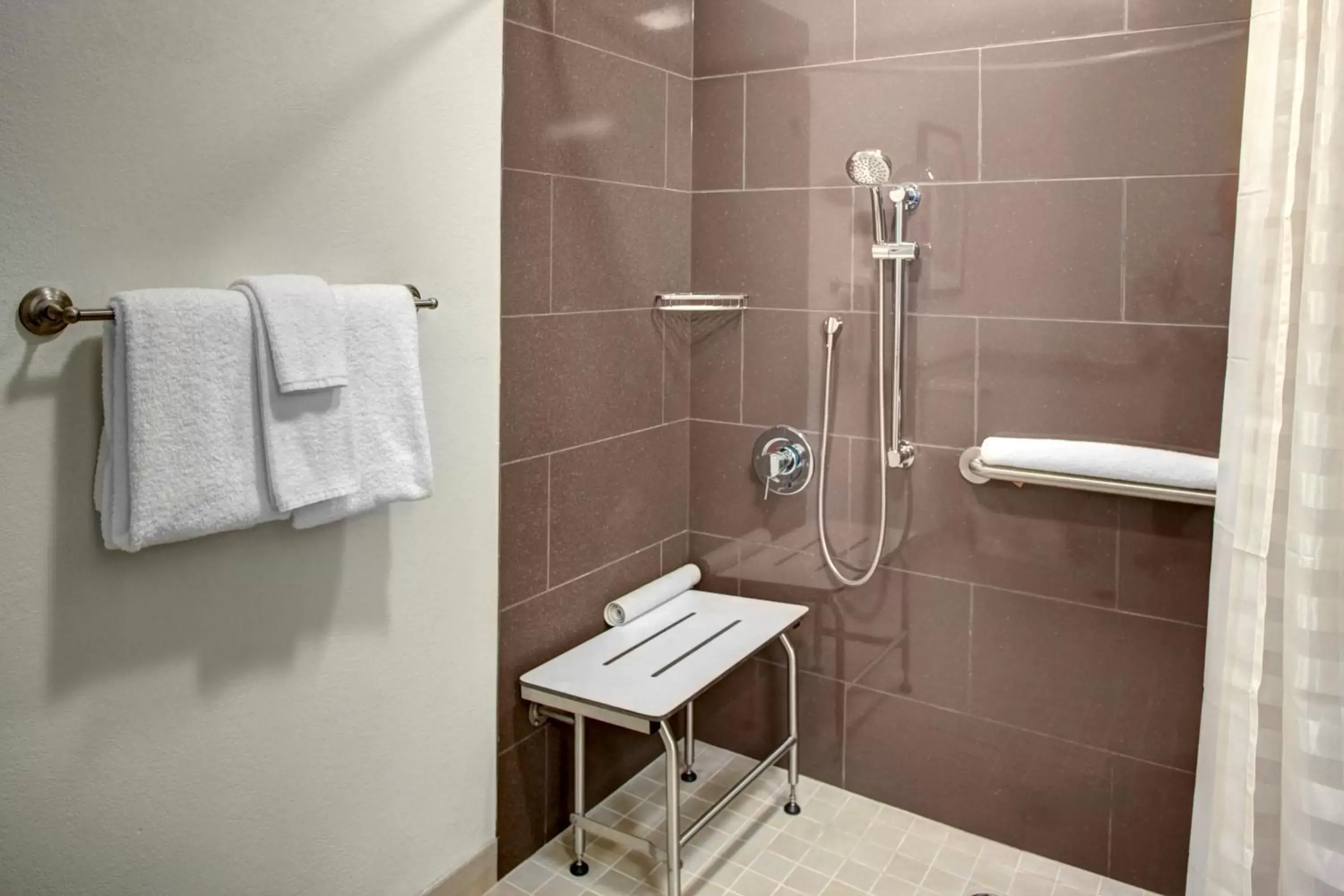 Queen Studio with Accessible Tub - Disability Access in Hyatt House Branchburg