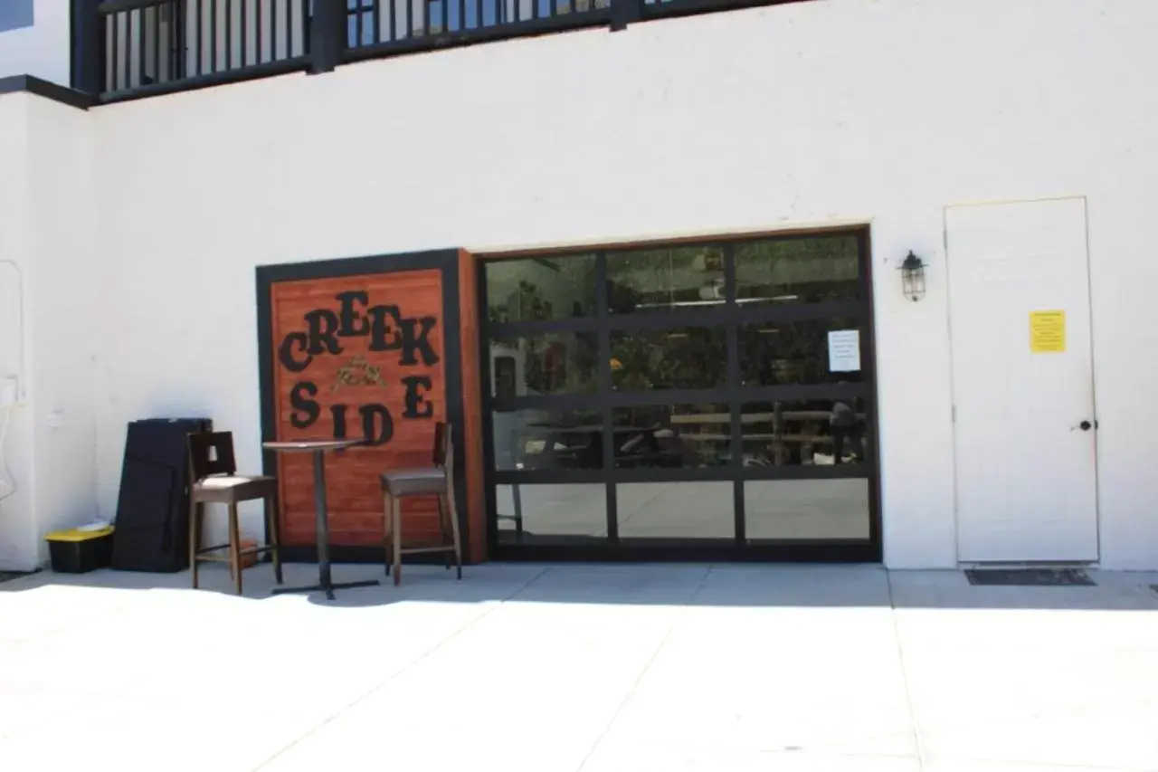 Property building in Creekside Lodge and Cabins Property building in Creekside Lodge and Cabins