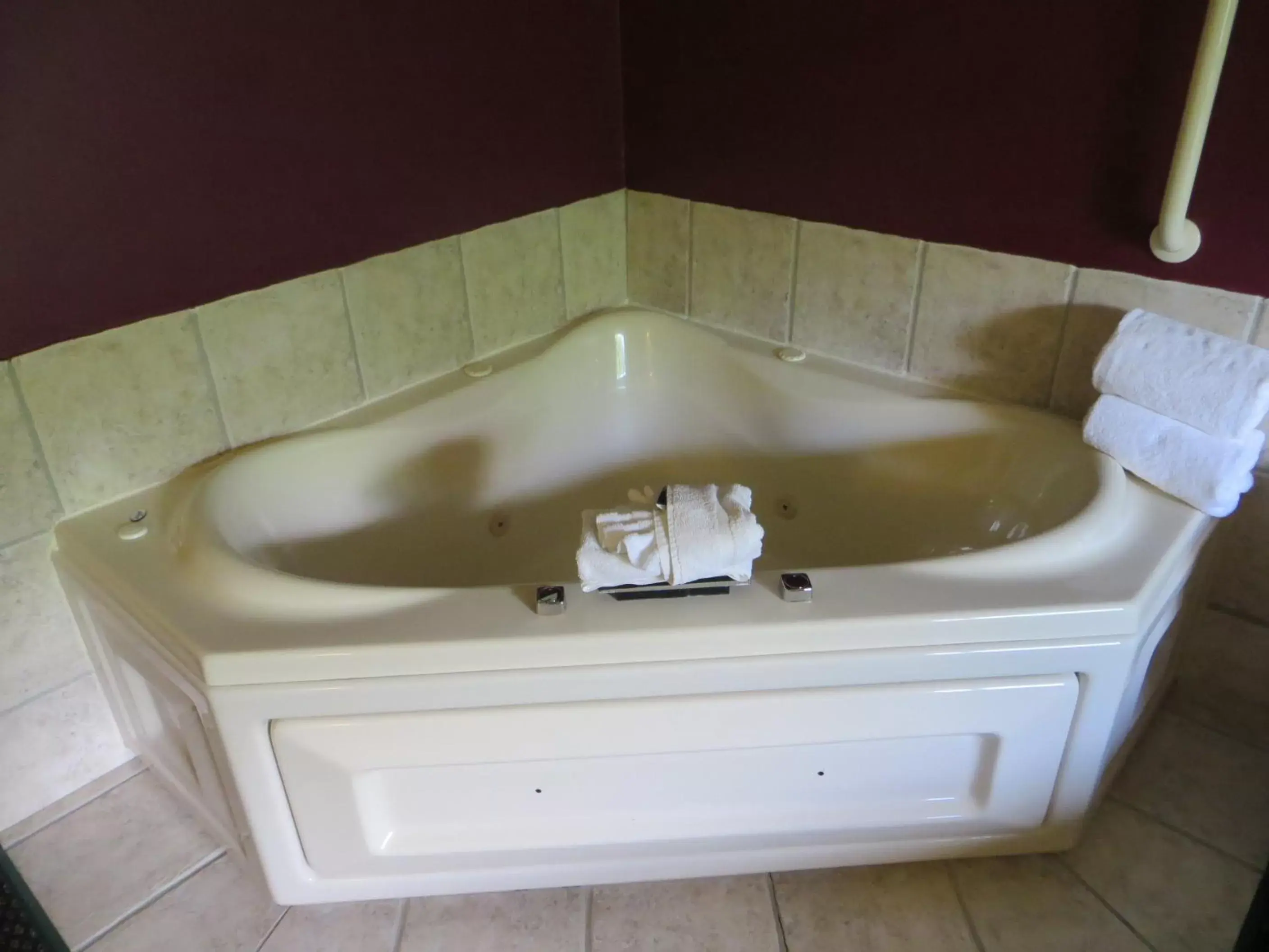Hot Tub, Bathroom in Cobblestone Hotel and Suites - Baldwin