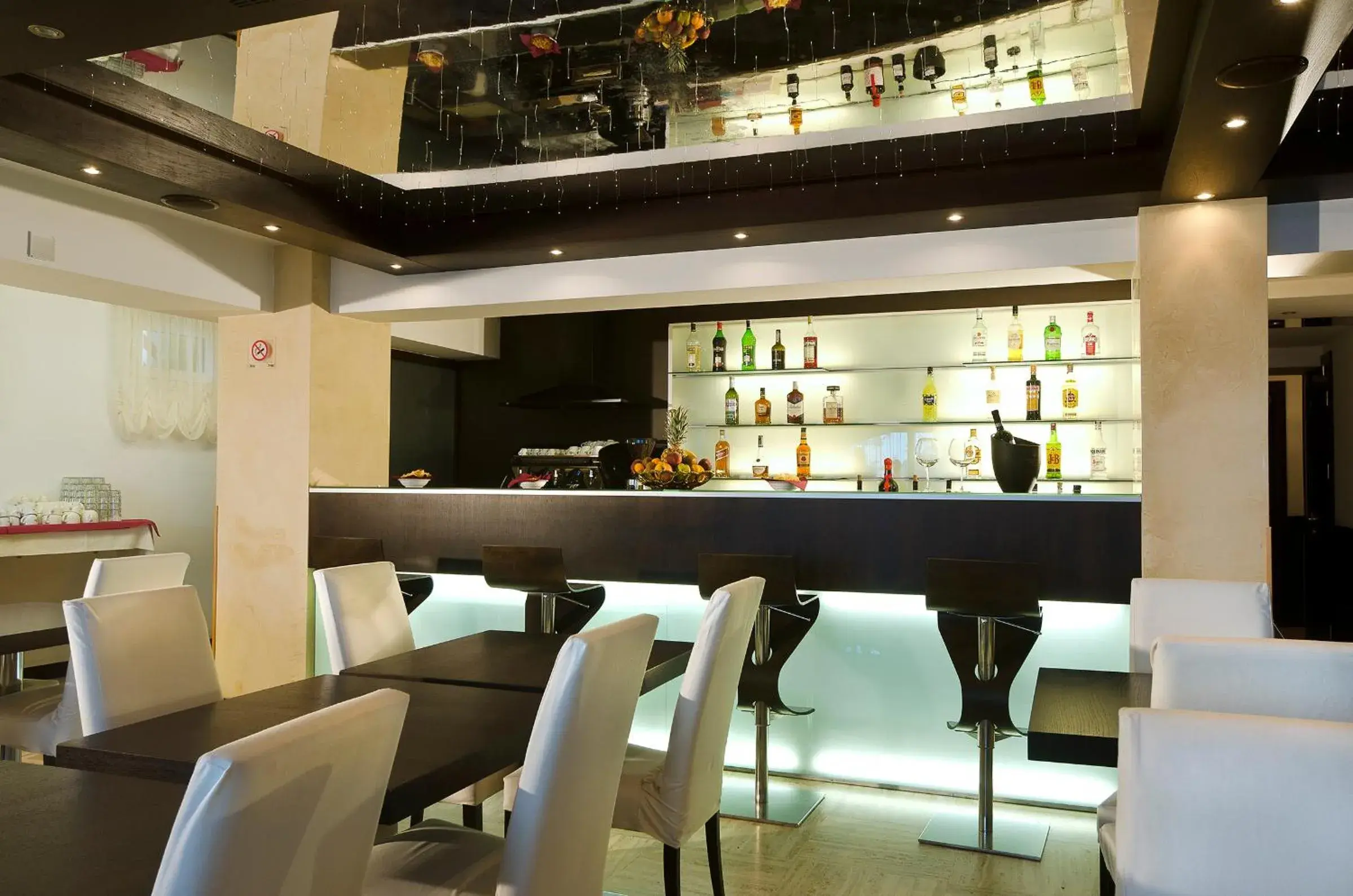 Lounge or bar, Restaurant/Places to Eat in Hotel Petit Palais