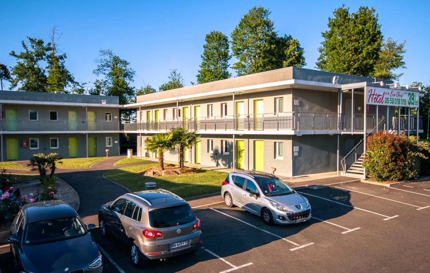 Facade/entrance, Property Building in Hôtel Eco Chic