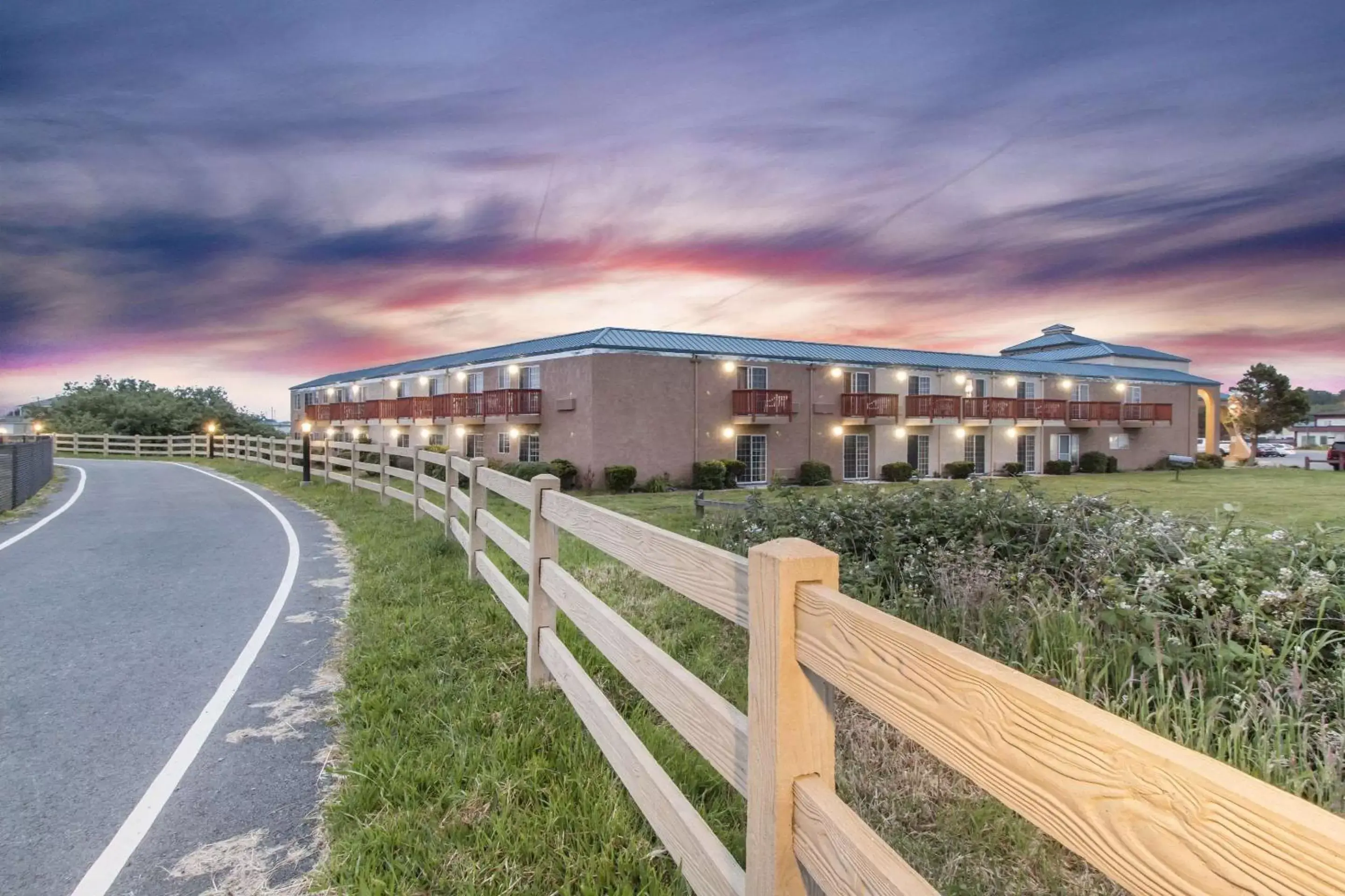 Property building in Quality Inn & Suites Crescent City Redwood Coast Property building in Quality Inn & Suites Crescent City Redwood Coast