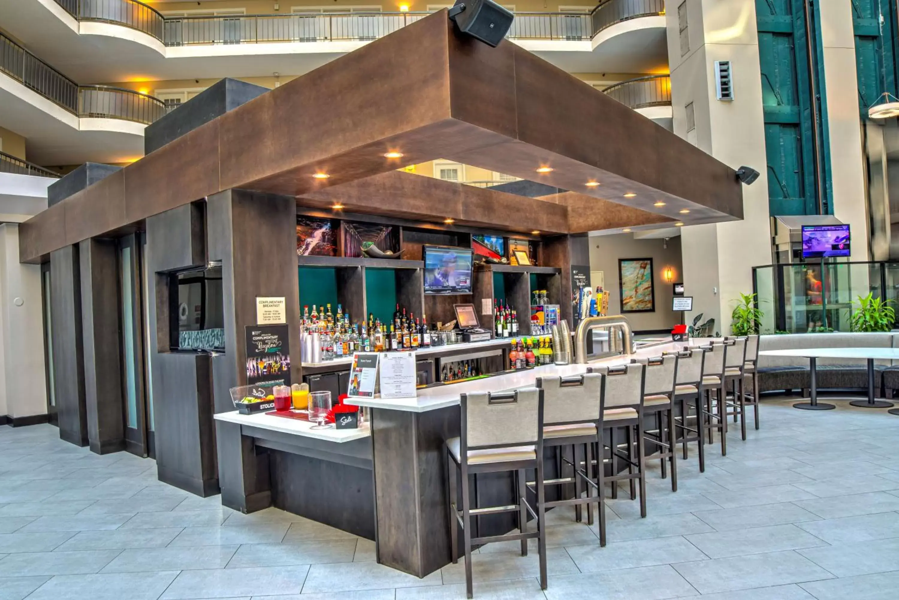 Lounge or bar, Restaurant/Places to Eat in Embassy Suites by Hilton Indianapolis North