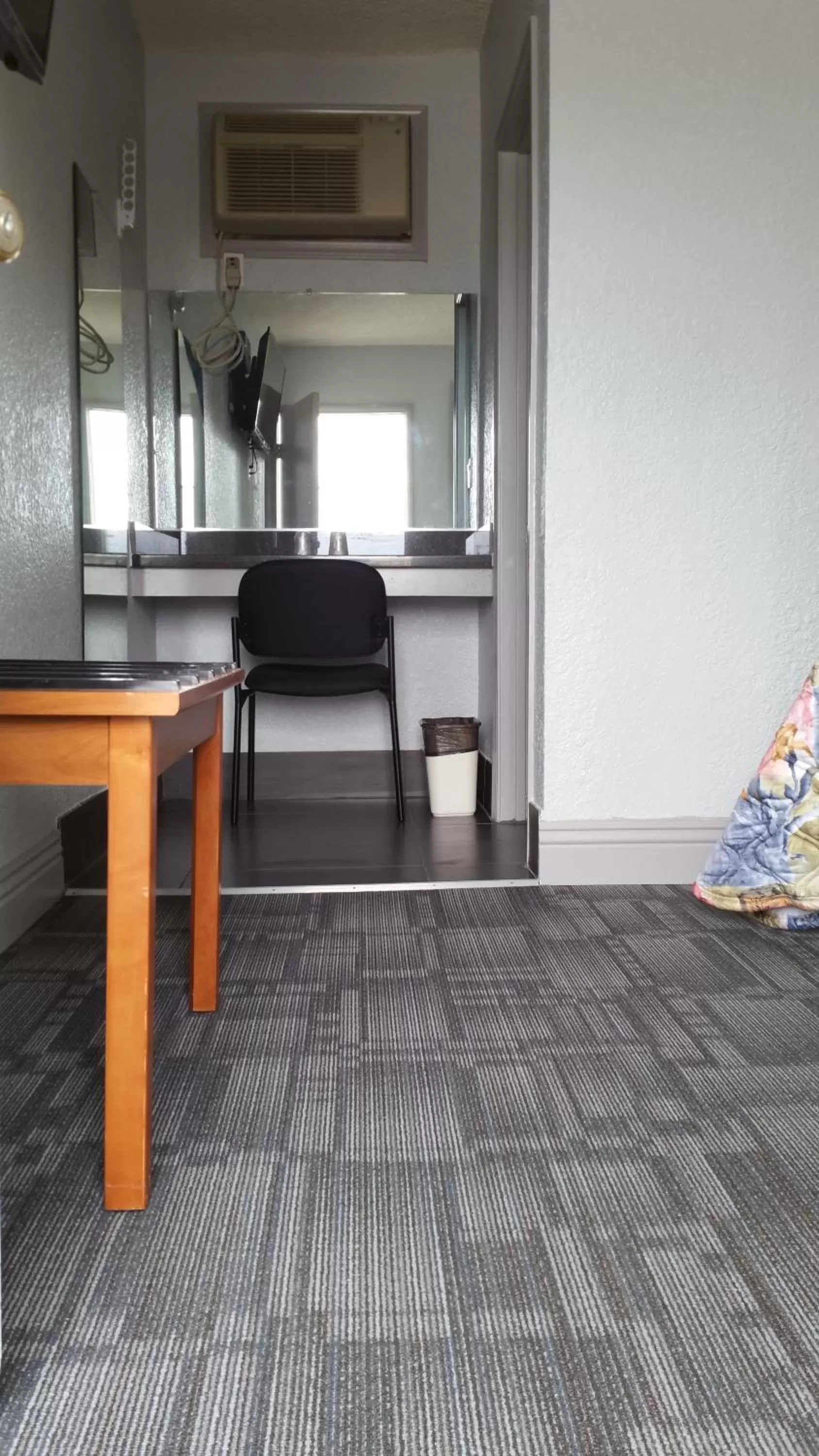 Bedroom in Comet Motel