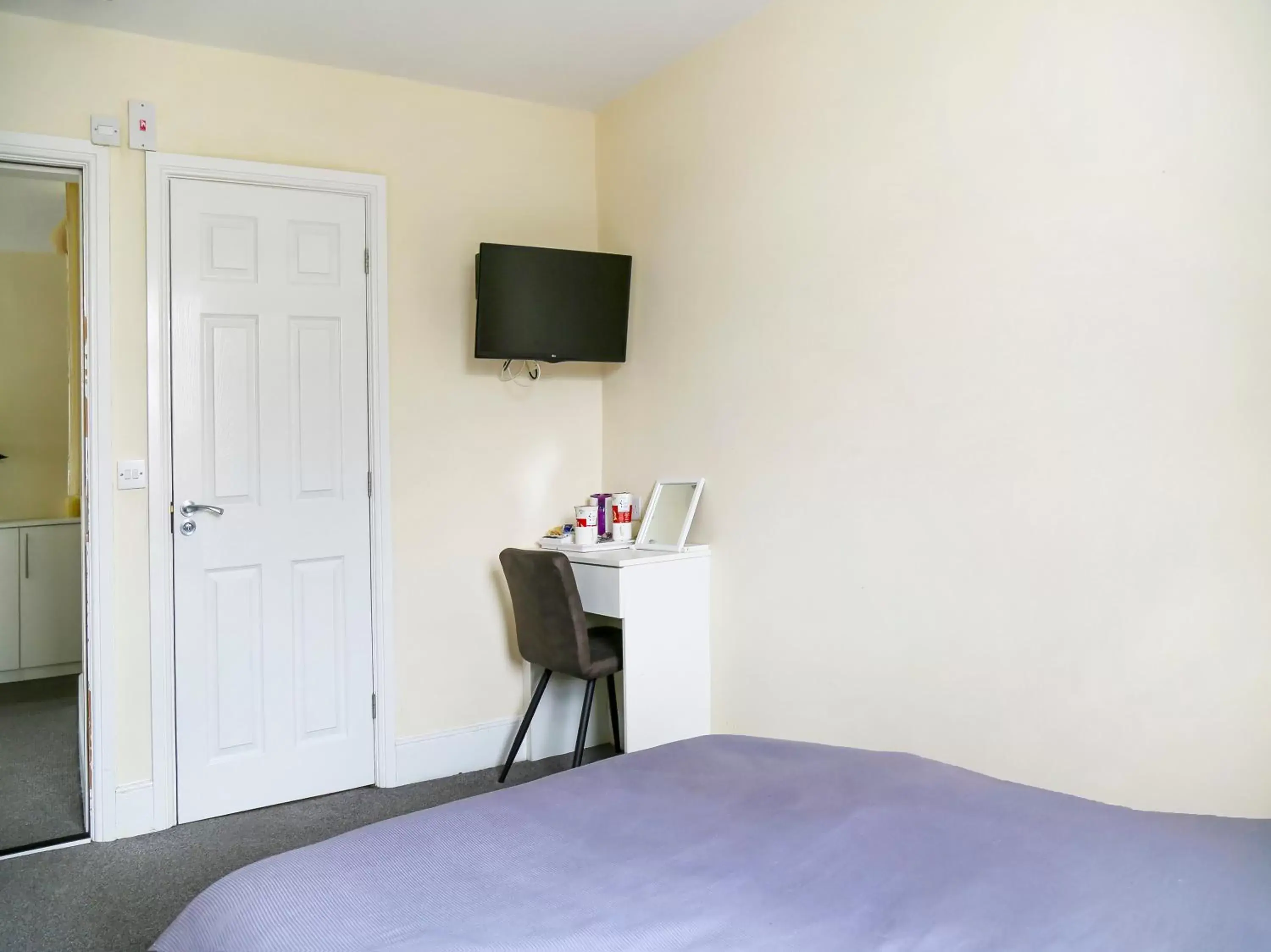 Bedroom, Bed in OYO Castle Hotel, Accrington