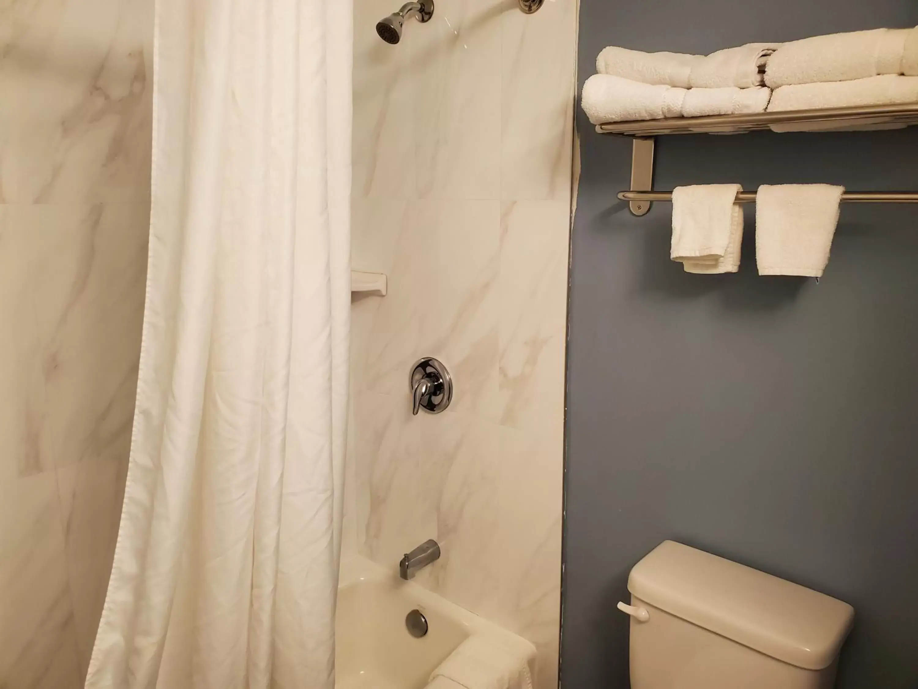 Shower, Bathroom in Ocean Surf Inn & Suites