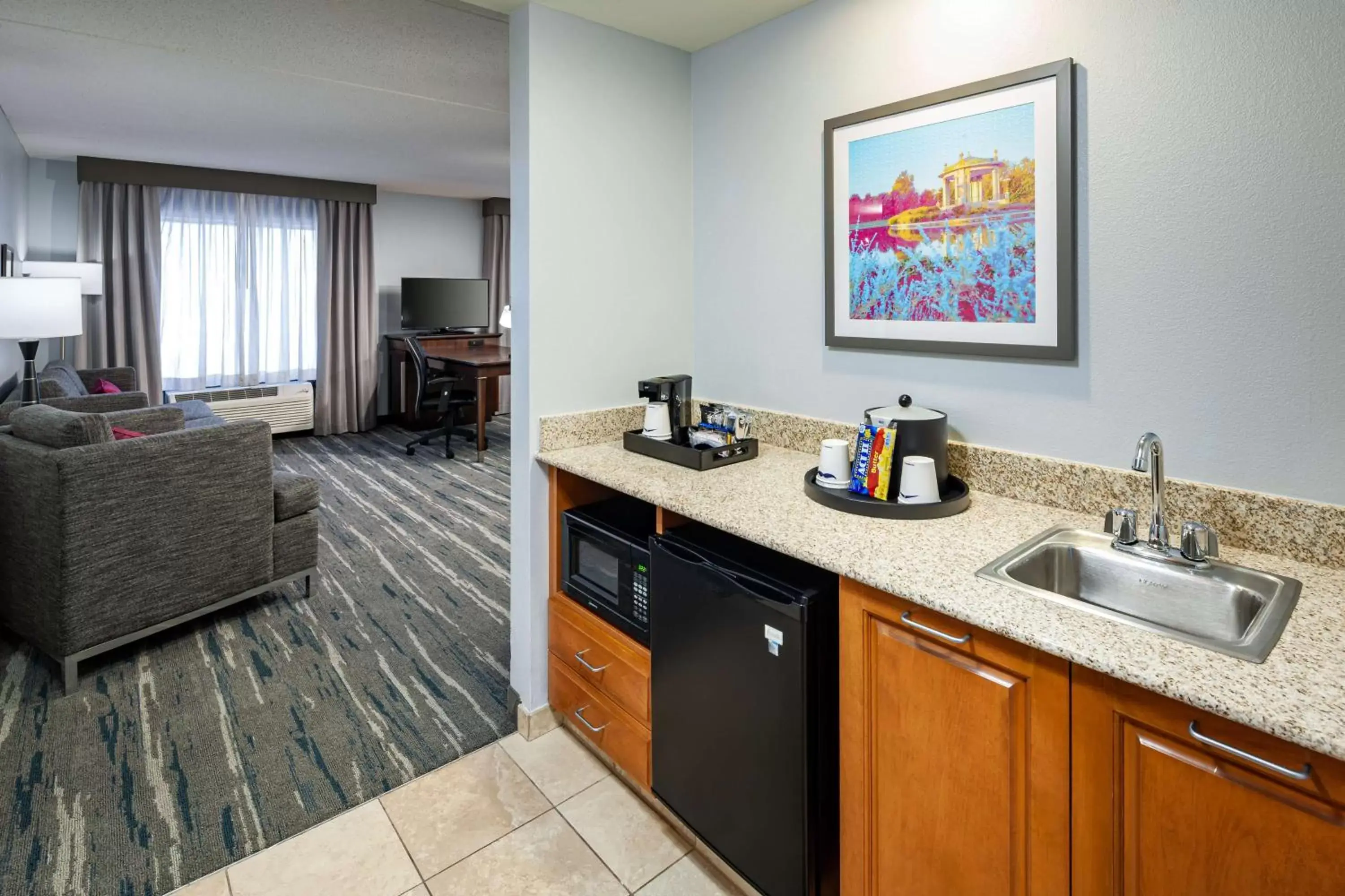 Photo of the whole room, Kitchen/Kitchenette in Hampton Inn & Suites St. Louis at Forest Park