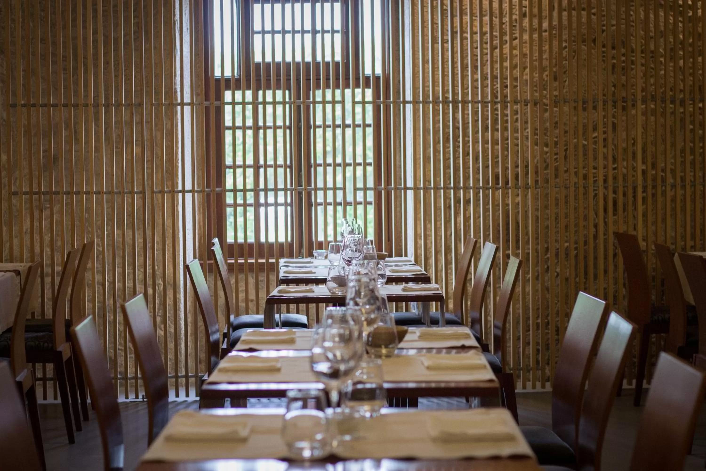 Restaurant/places to eat in Hotel Meira