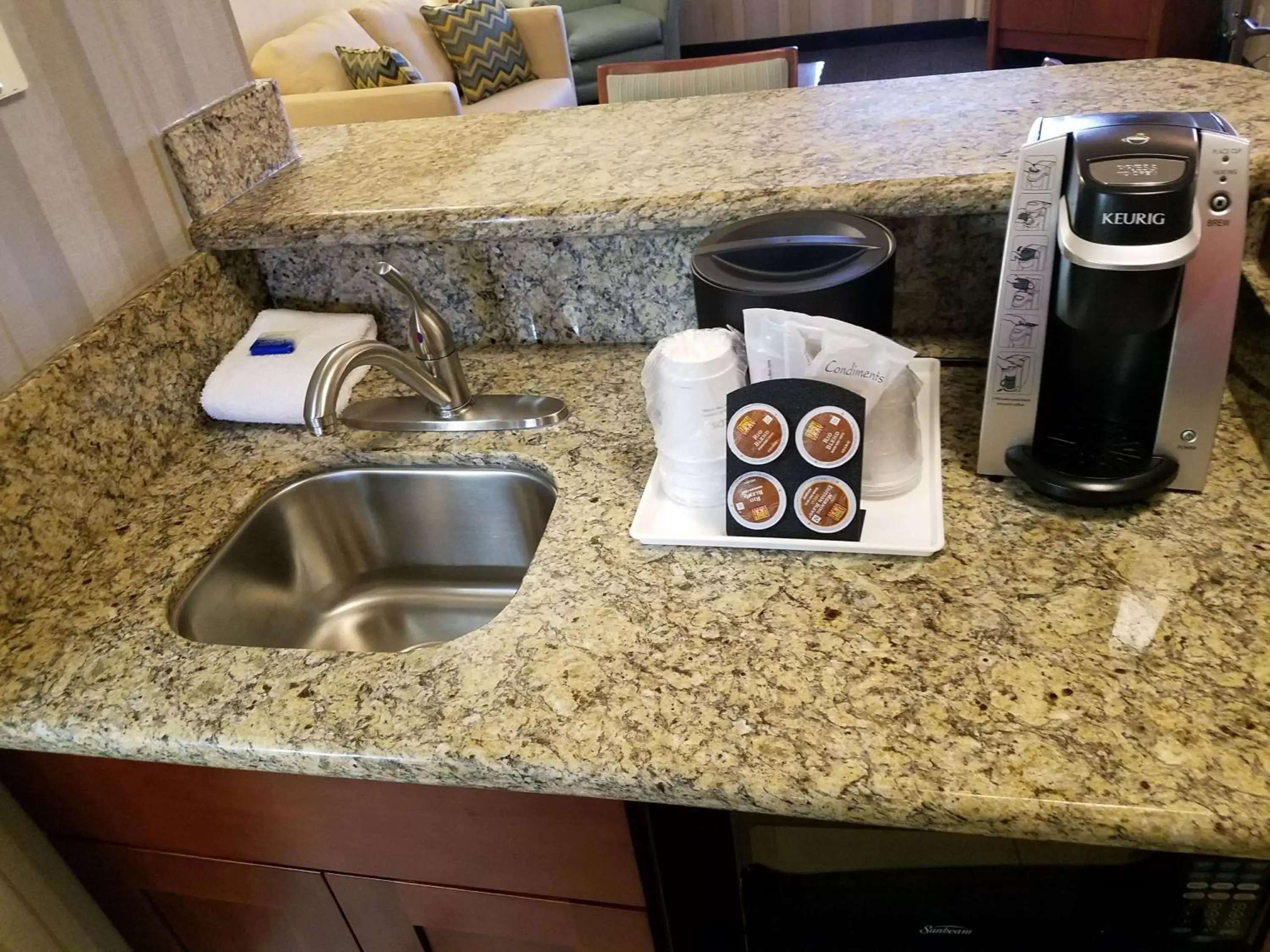 Photo of the whole room, Kitchen/Kitchenette in Best Western Cascadia Inn