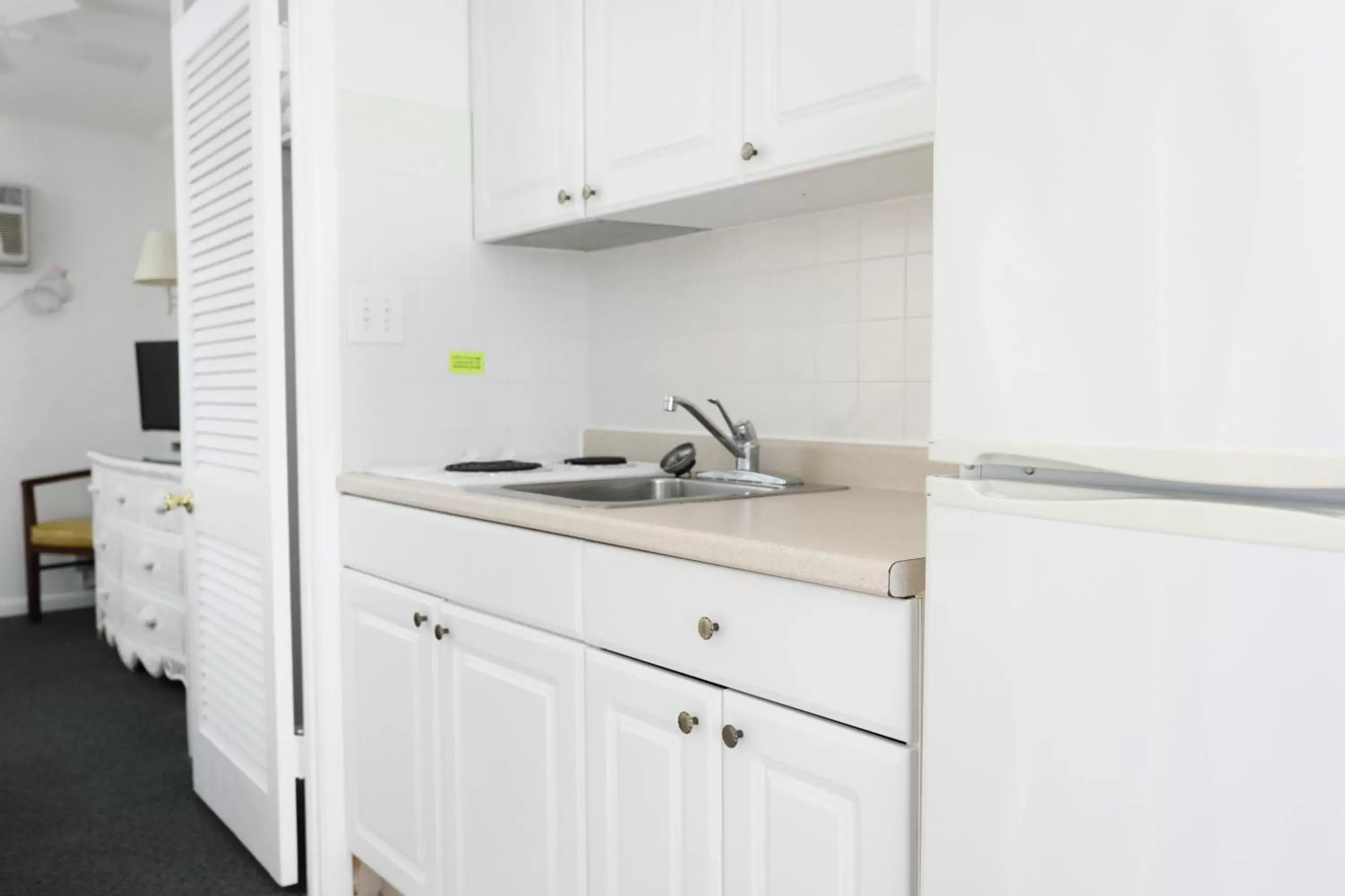 Kitchen or kitchenette, Kitchen/Kitchenette in Commander by the Sea Motel