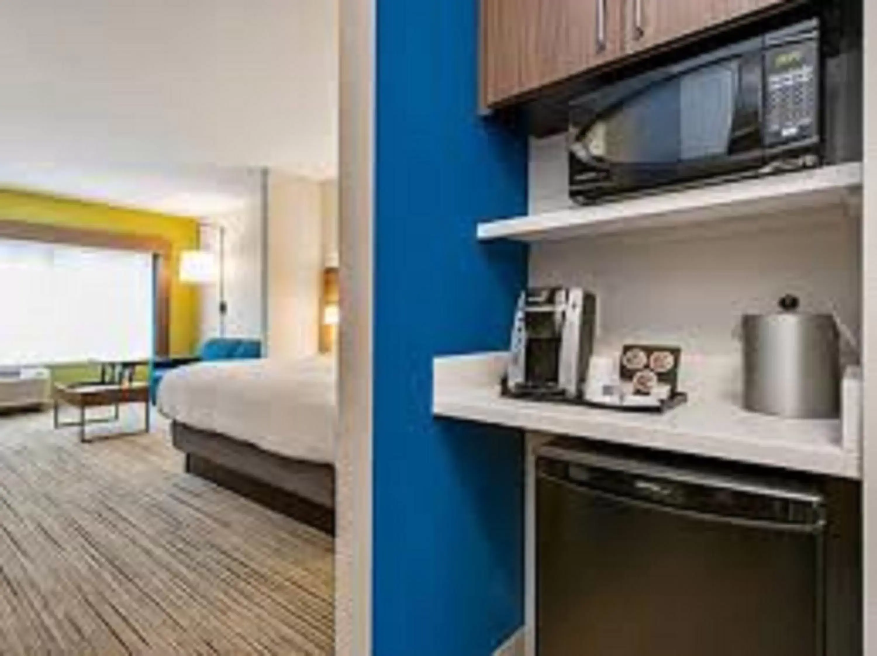 Photo of the whole room, Kitchen/Kitchenette in Holiday Inn Express McComb, an IHG Hotel