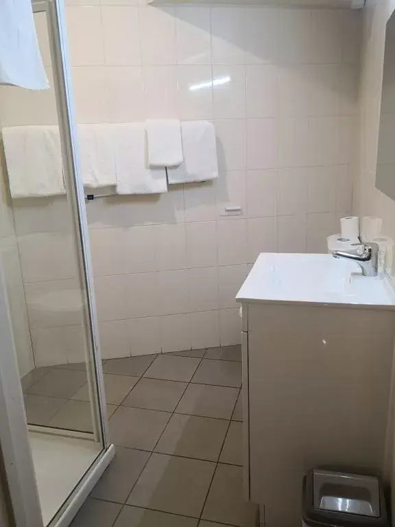Bathroom in Dandenong Motel