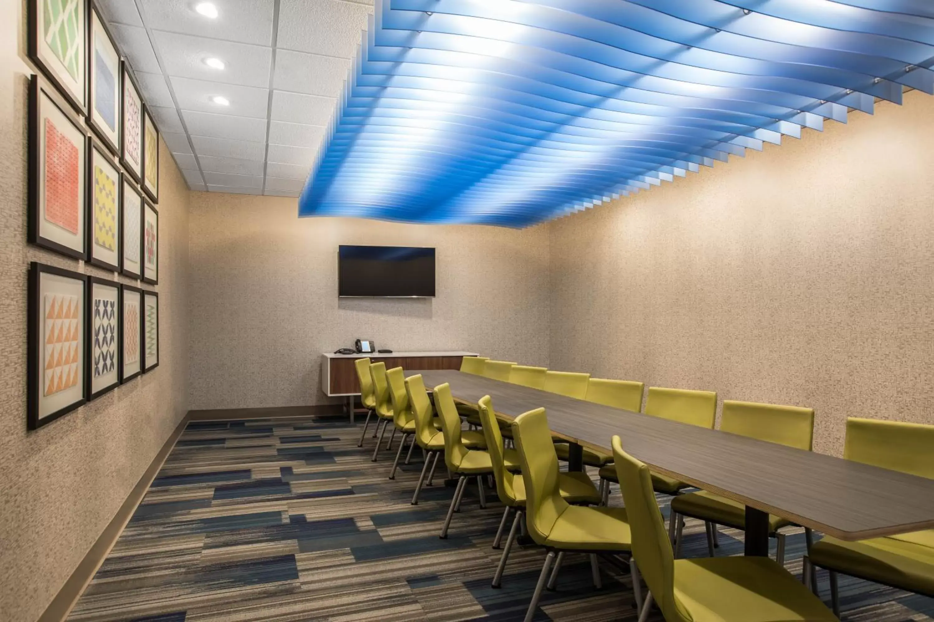 Meeting/conference room in Holiday Inn Express & Suites Ludington, an IHG Hotel