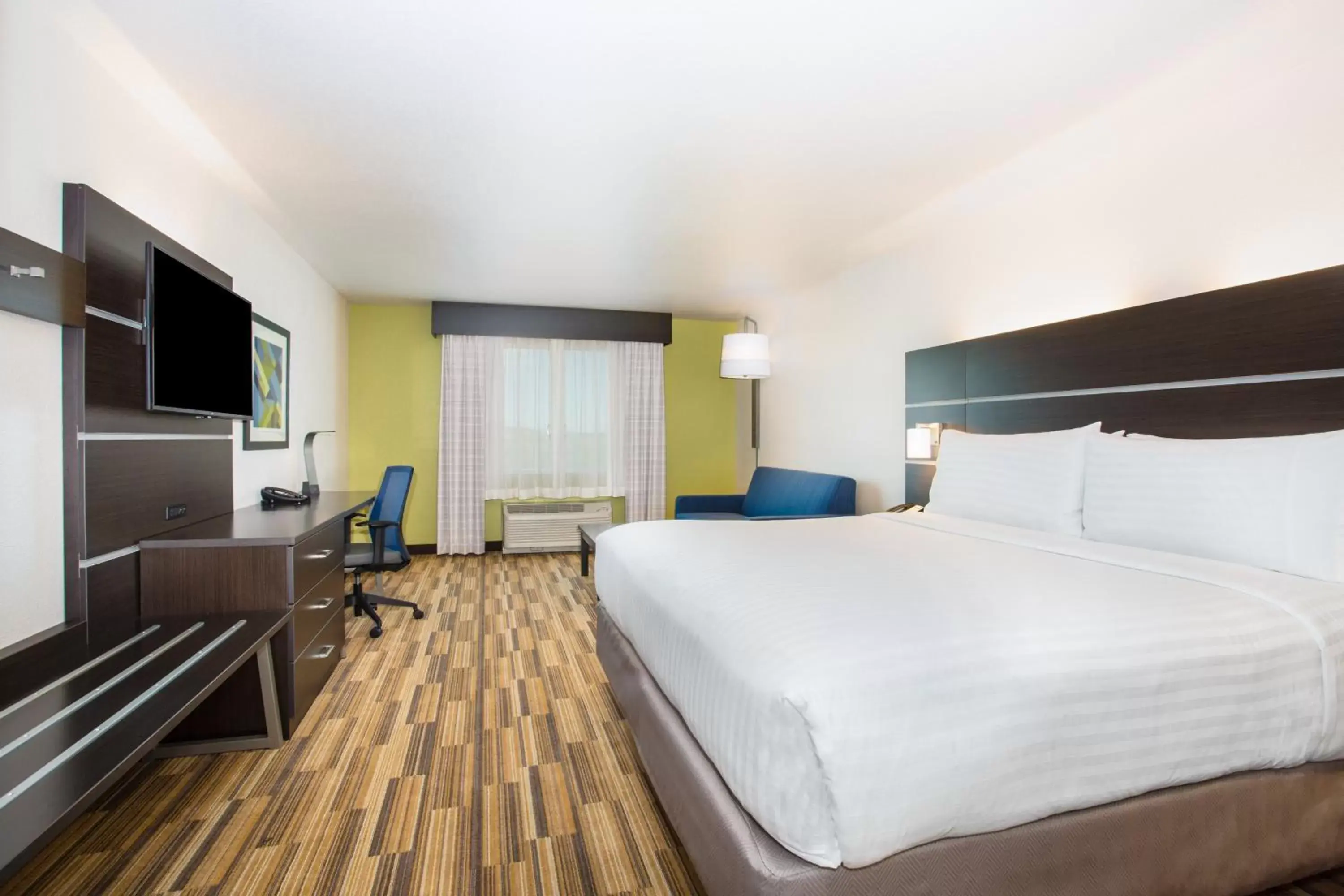 Photo of the whole room, Bed in Holiday Inn Express & Suites - Rapid City - Rushmore South, an IHG Hotel