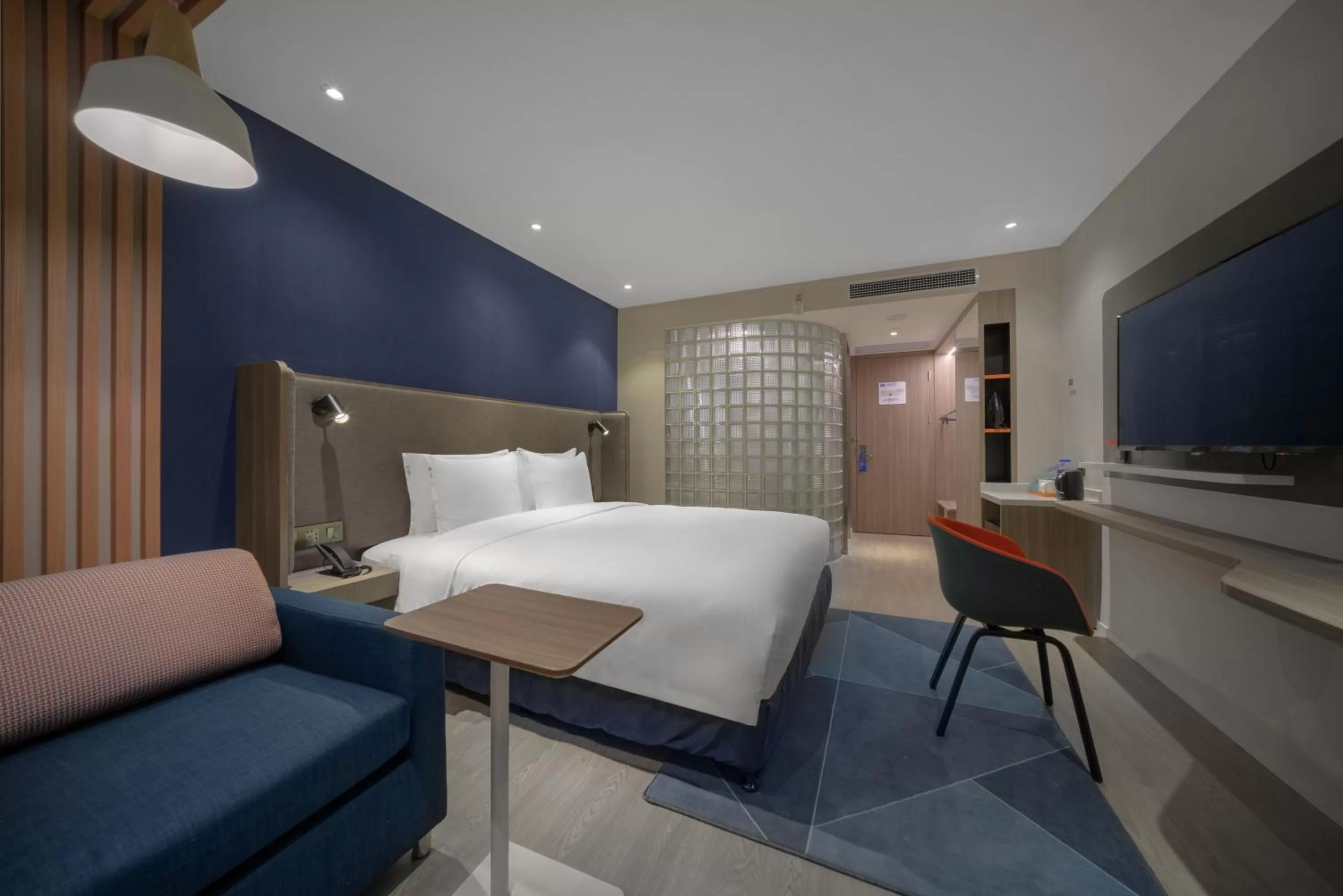 Photo of the whole room, Bed in Holiday Inn Express Shanghai Jinqiao Central by IHG