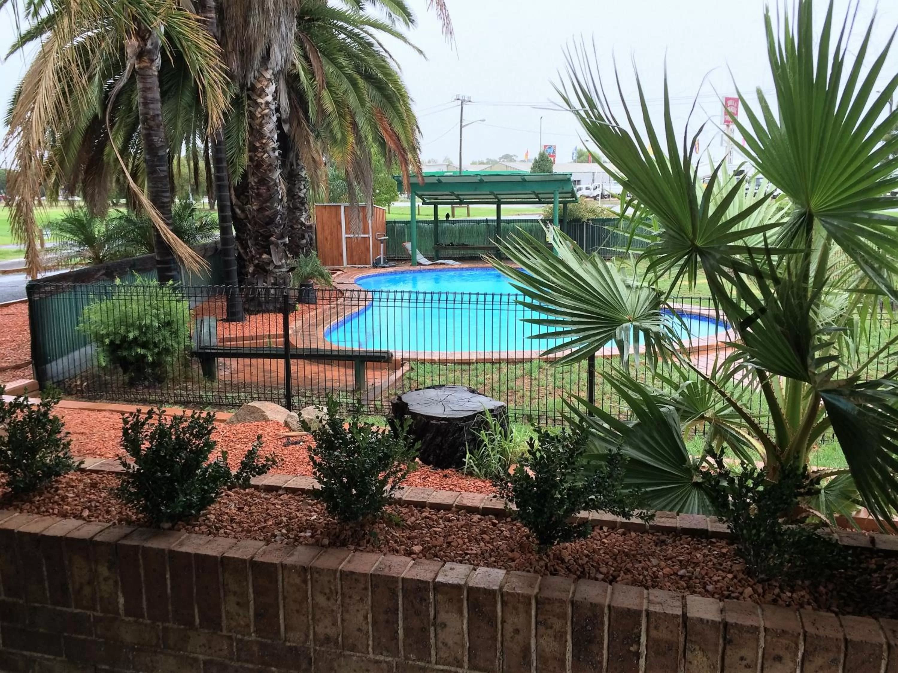 Swimming pool in Town & Country Motor Inn