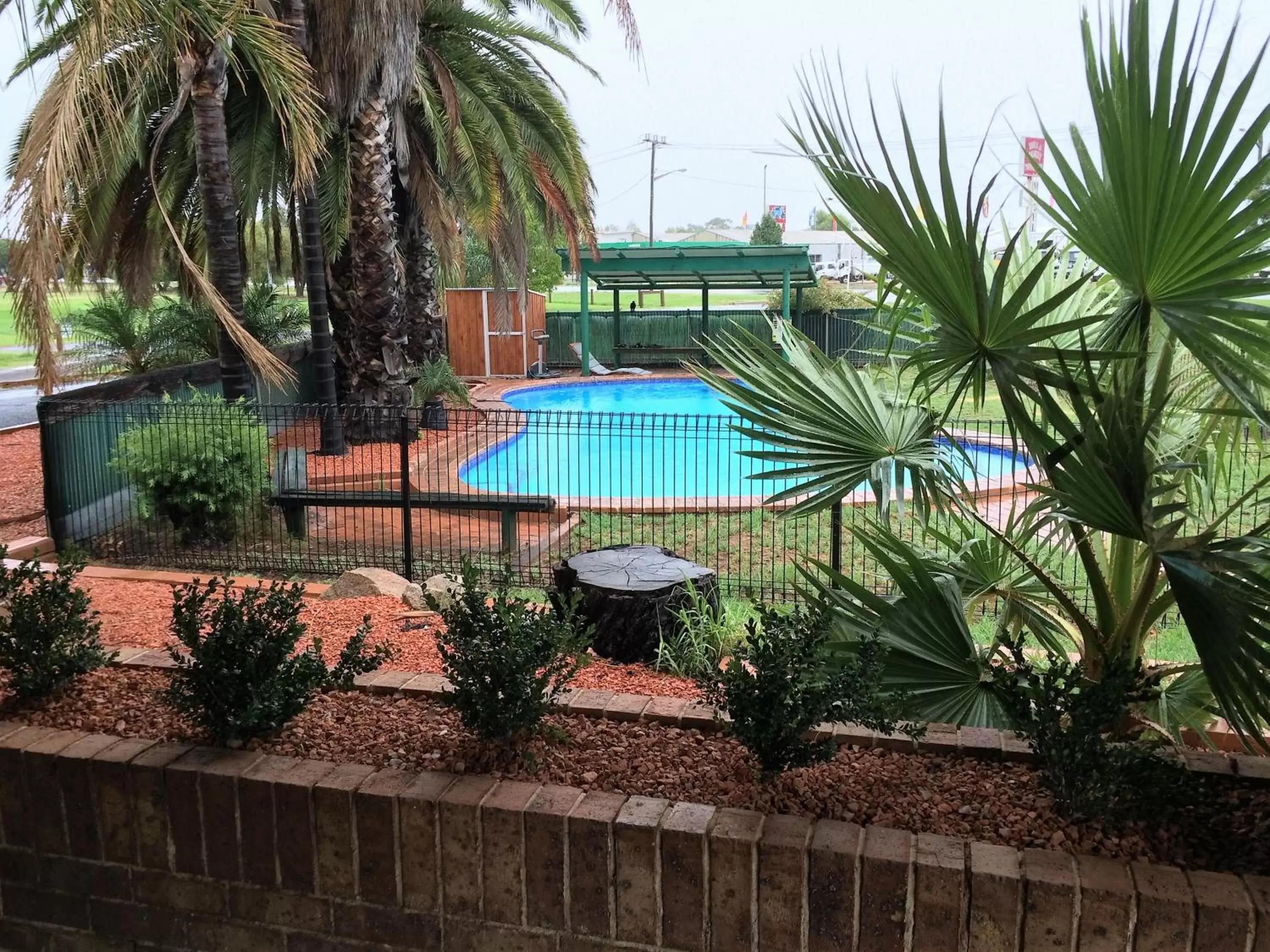 Swimming Pool in Town & Country Motor Inn