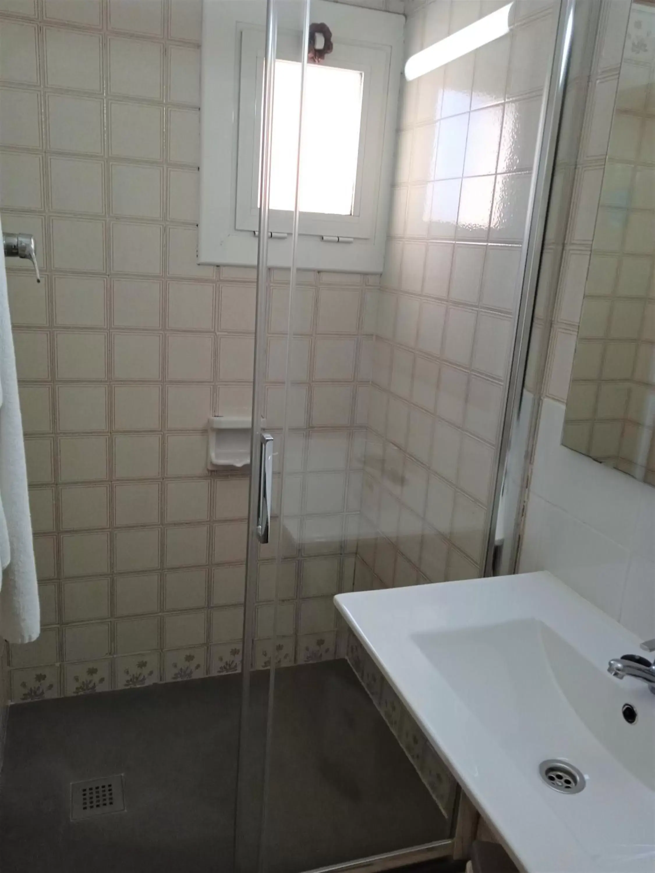 Shower, Bathroom in Hotel 153