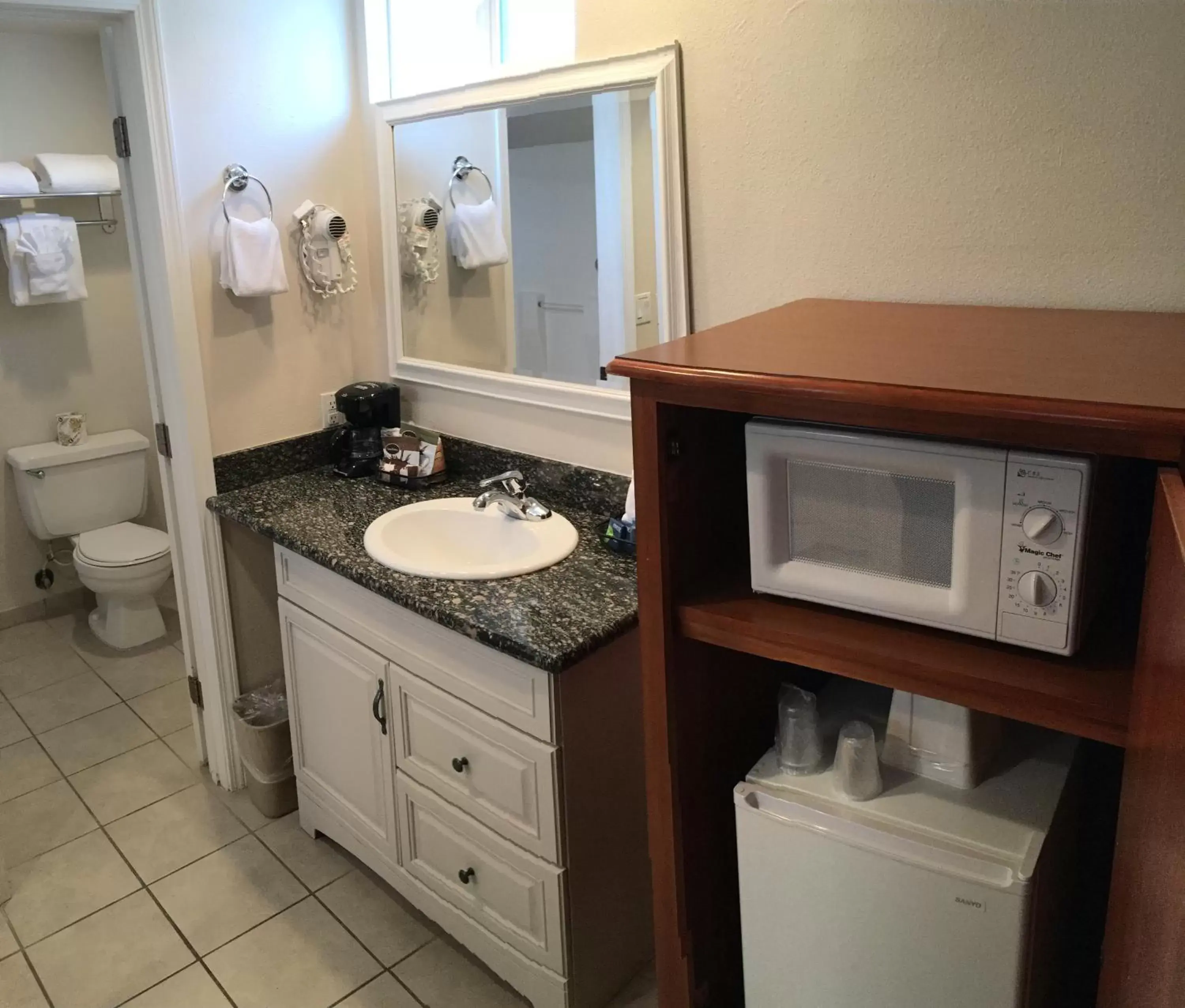 Shower, Bathroom in King Frederik Inn