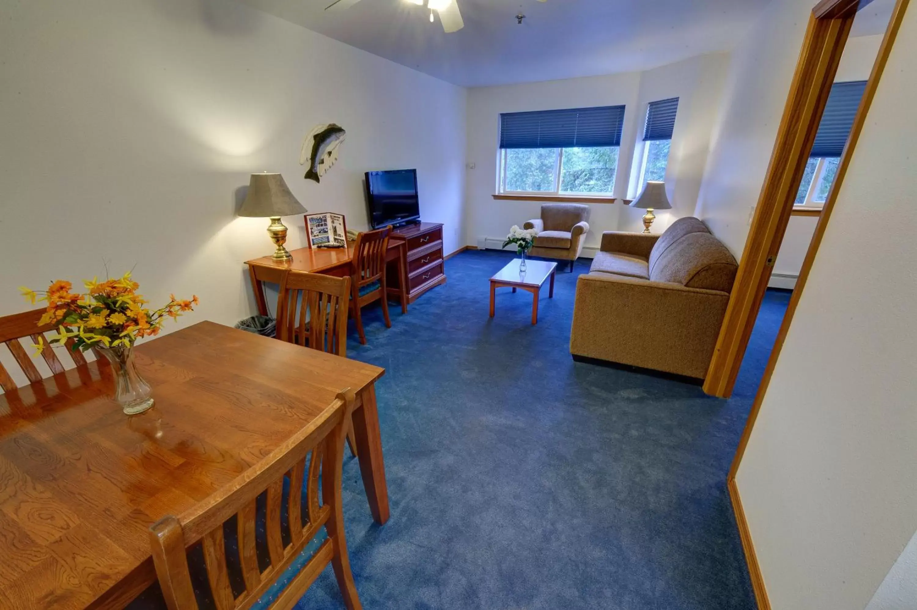 Living room, Seating Area in Frontier Suites Hotel in Juneau