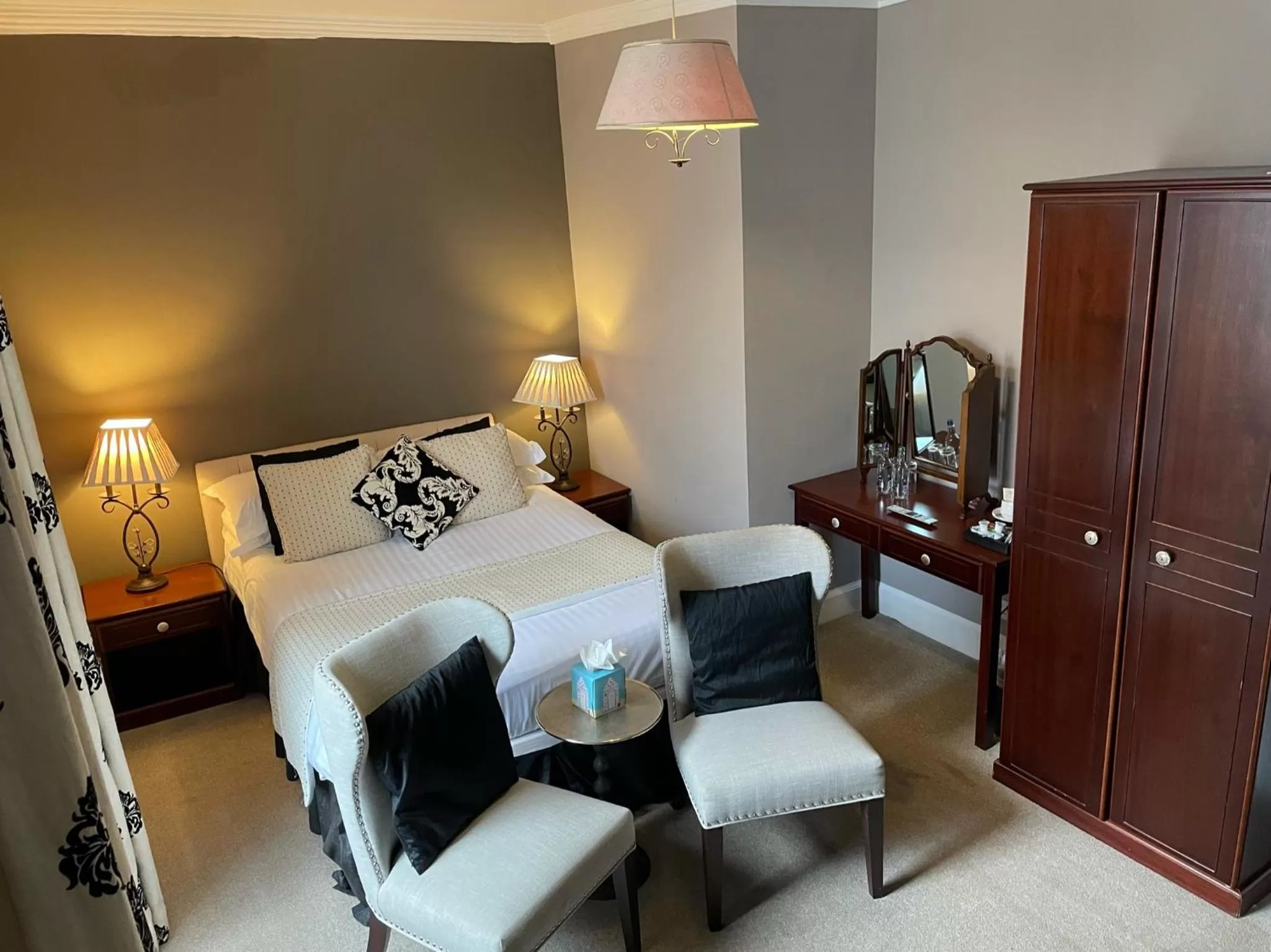 Bed in The Original Rosslyn Inn