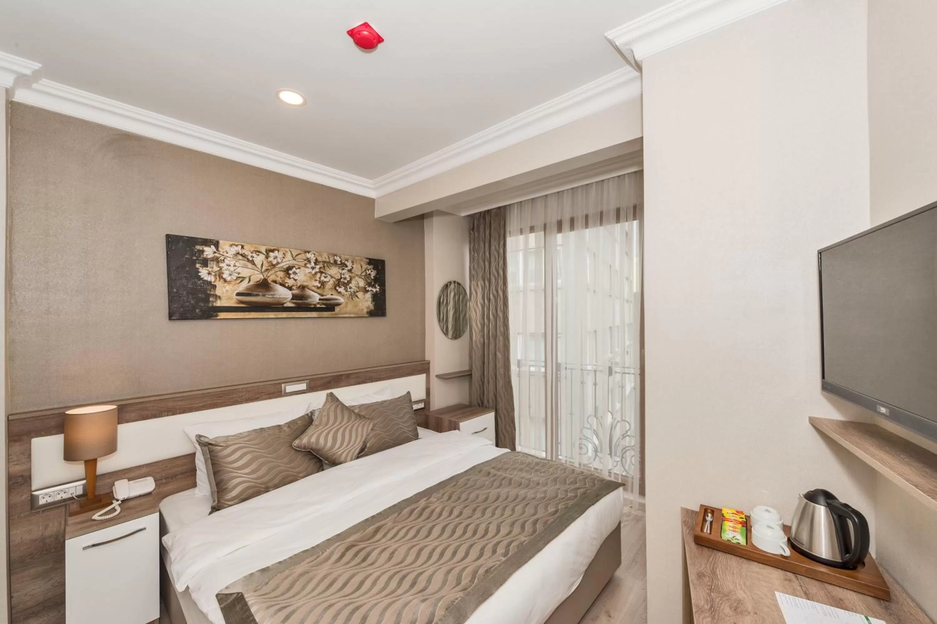 Photo of the whole room, Bed in Alphonse Hotel